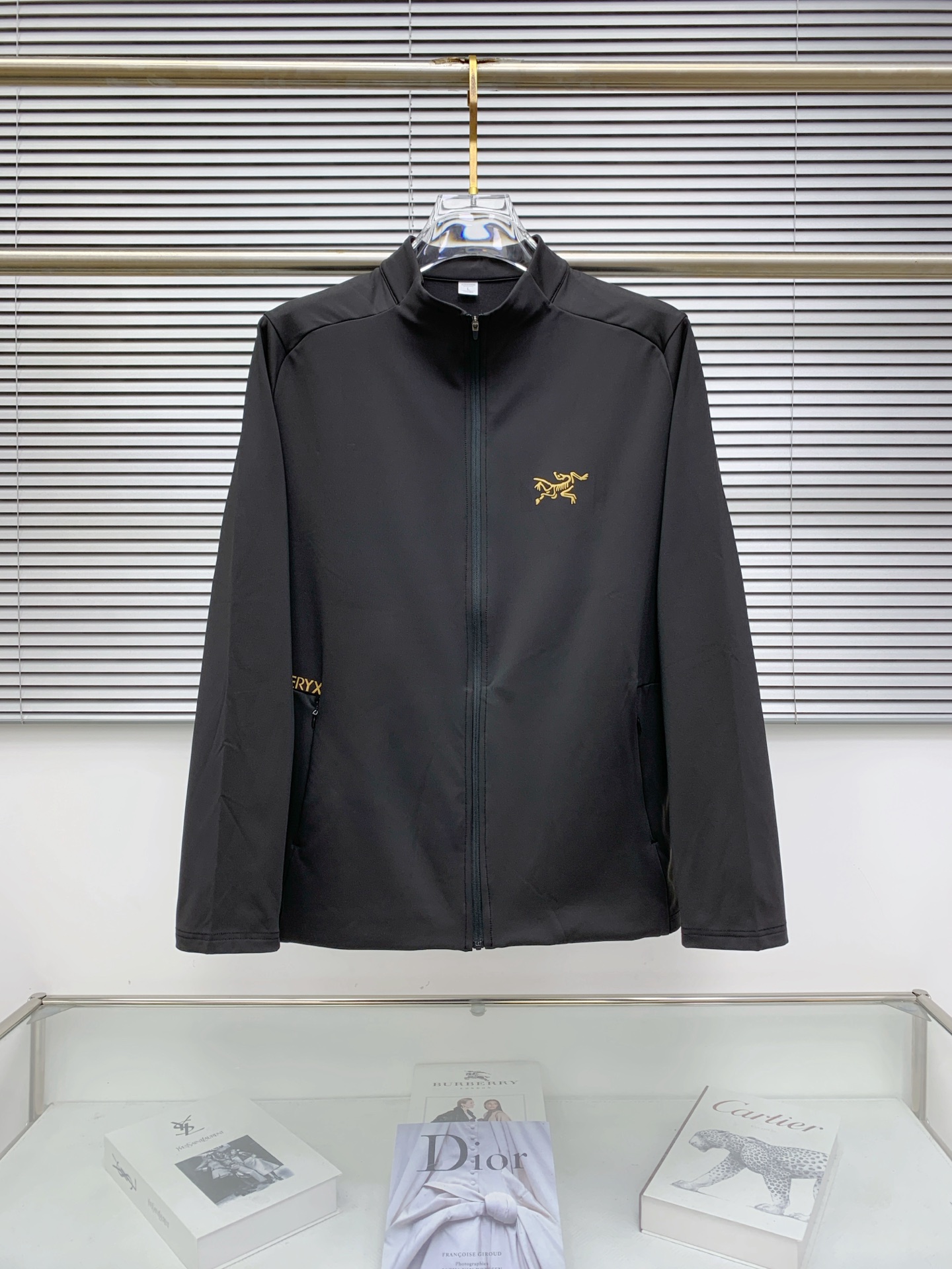 NO:573864,Arc'teryx 25ss Early Autumn [New Product] Windbreaker Jacket Hot Style New Casual Fashion Jacket at the Autumn and Winter Counter!  Ultra-avant-garde design style, delicate and comfortable, very light to wear and not easy to wrinkle. Multiple craftsmanship. The overall design is quite visual. The upper body is casual and stylish, with a certain degree of stiffness. It is definitely at the forefront of fashion. It is recommended for urban leisure. Size M-3XL, arc'teryx, jackets & coats, jackets & coats, alexander wang19860909始祖鸟25ss早秋【新品】风衣夹克外套爆款 秋冬专柜新款休闲时尚夹克外套！超前卫设计风格 细腻舒适 穿着非常轻便不易起皱.多重重工艺 整体的设计颇具视觉感,上身休闲有型,有一定的挺括度,绝对走在时尚最尖端的气质感推荐,都市休闲必备.码数M-3XL,arc'teryx,jackets & coats,jackets & coats,alexander wang,Men's clothing