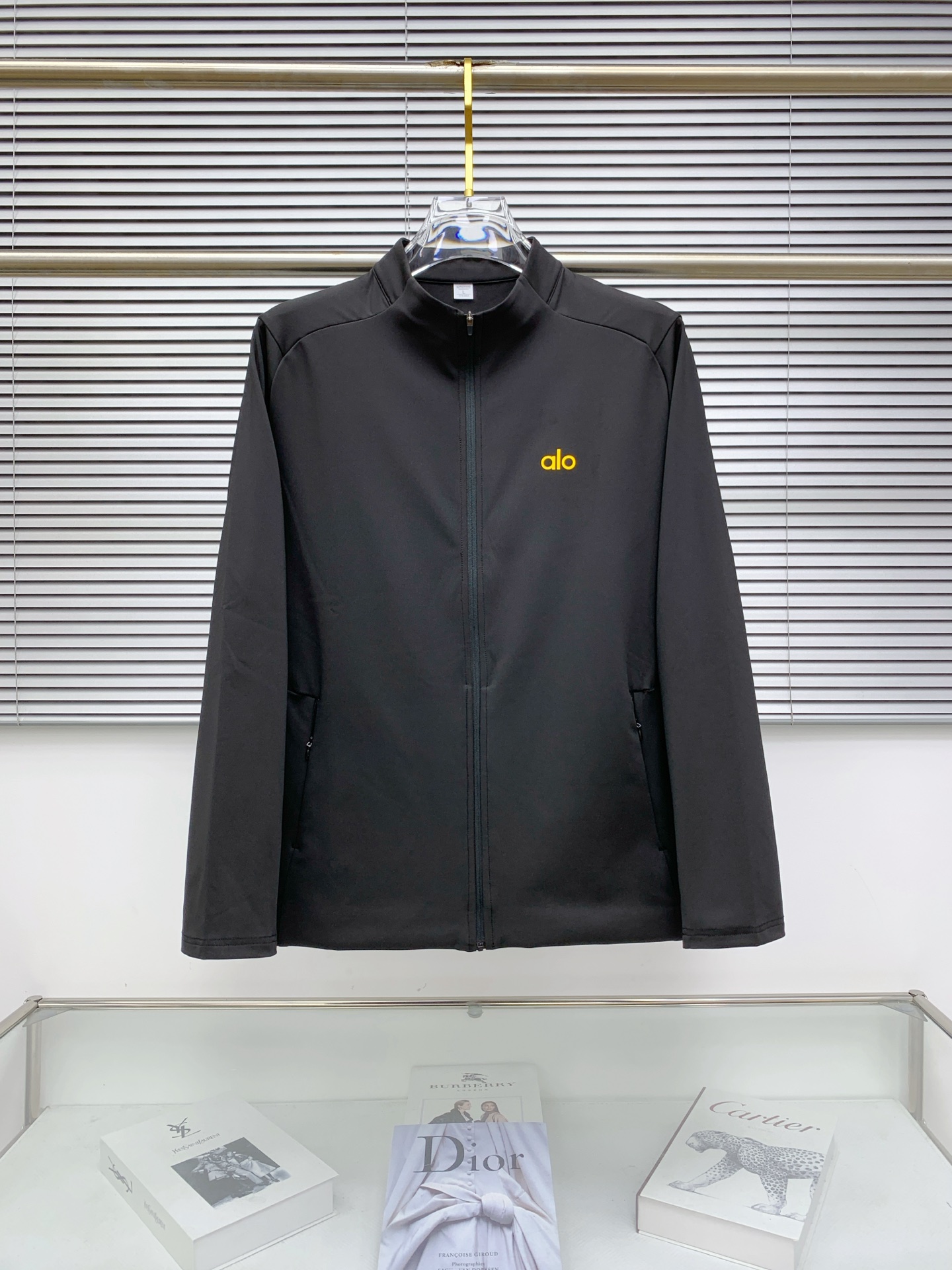 NO:573838,alo 25ss early autumn [new product] windbreaker jacket hot style new casual fashion jacket autumn and winter counter!  Ultra-avant-garde design style, delicate and comfortable, very light to wear and not easy to wrinkle. Multiple craftsmanship. The overall design is quite visual. The upper body is casual and stylish, with a certain degree of stiffness. It is definitely at the forefront of fashion. It is recommended for urban leisure. Size M-3XL,,jackets & coats,jackets & coats,alexander wang19860909alo 25ss早秋【新品】风衣夹克外套爆款 秋冬专柜新款休闲时尚夹克外套！超前卫设计风格 细腻舒适 穿着非常轻便不易起皱.多重重工艺 整体的设计颇具视觉感,上身休闲有型,有一定的挺括度,绝对走在时尚最尖端的气质感推荐,都市休闲必备.码数M-3XL,,jackets & coats,jackets & coats,alexander wang,Men's clothing