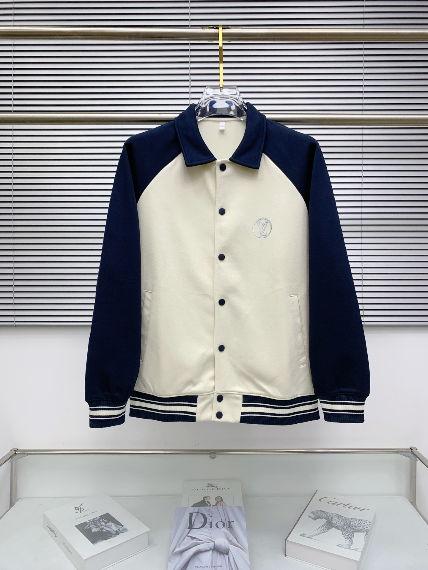 NO:573847,LV 25ss early autumn [new product] popular jackets and jackets. New casual and fashionable jackets at the autumn and winter counters!  Ultra-avant-garde design style, delicate and comfortable, very light to wear and not easy to wrinkle. Multiple craftsmanship. The overall design is quite visual. The upper body is casual and stylish, with a certain degree of stiffness. It is definitely at the forefront of fashion. Recommended for a sense of temperament, a must-have for urban leisure. Size M-3XL, Louis Vuitton, jackets & coats, jackets & coats, alexander wang19860909LV 25ss早秋【新品】夹克外套爆款 秋冬专柜新款休闲时尚夹克外套！超前卫设计风格 细腻舒适 穿着非常轻便不易起皱.多重重工艺 整体的设计颇具视觉感,上身休闲有型,有一定的挺括度,绝对走在时尚最尖端的气质感推荐,都市休闲必备.码数M-3XL,,louis vuitton,jackets & coats,jackets & coats,alexander wang,Men's clothing