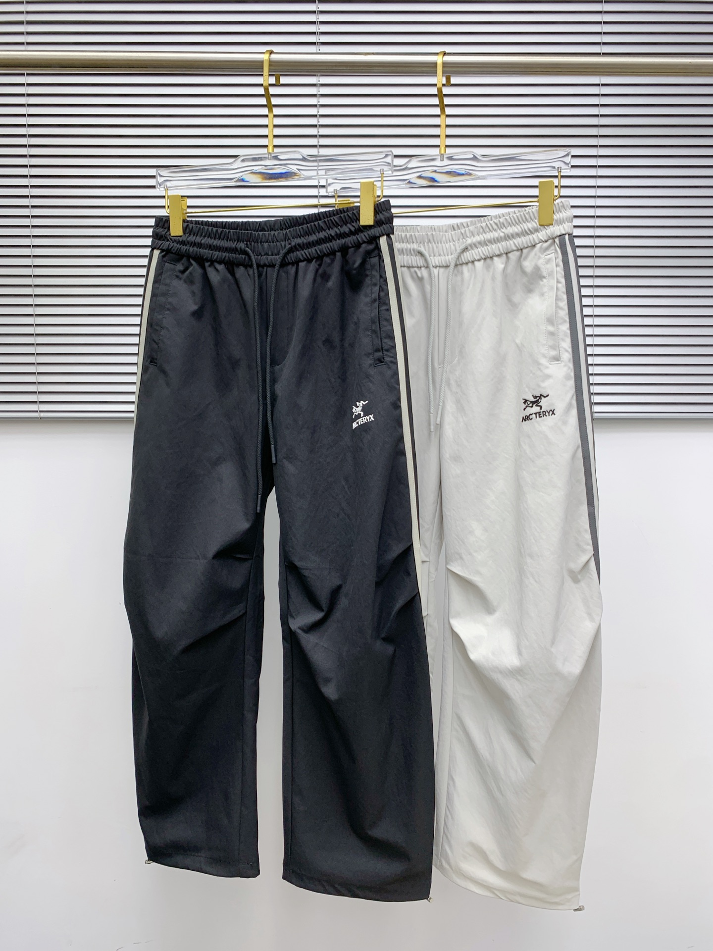 NO:572970,Arc'teryx [New Product] Early Autumn 25ss Casual Pants golden classic appears again, original order high-quality fashionable casual pants. Super versatile style. Exclusive customized fabric, very wide and stylish, close-fitting and comfortable. Original custom counter latest hardware accessories. Super beautiful version, the upper body shows slender legs, the lining and routing are impeccable, you can attend any occasion, once again emphasize that the fabric is very, very classy! Size M-3XL,arc'teryx,alexander wang19860909始祖鸟【新品】早秋25ss休闲裤金典再次出现,原单订制高品质时尚休闲裤.超级百搭款.独家定制面料,挺阔有型,贴身舒适.原版定制专柜最新五金辅料.超靓版型、上身显腿修长,內里,走线都无可挑剔,任何场合都可出席,再次强调面料非常非常显档次！码数 M-3XL,arc'teryx,alexander wang,Men's clothing