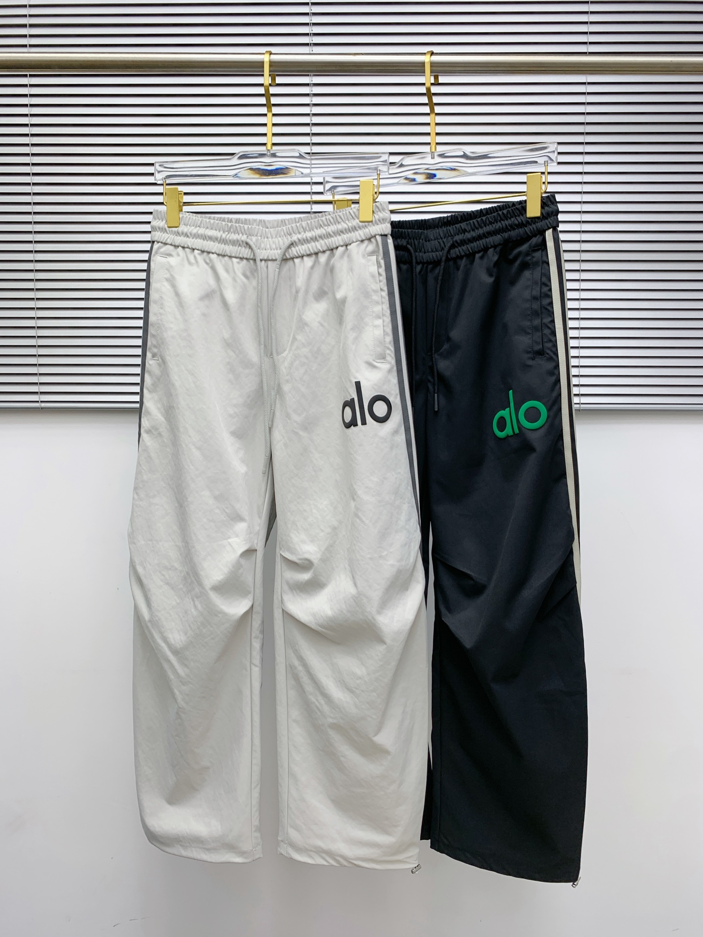 NO:572973,alo [New Product] The golden classic of early autumn 25ss casual pants appears again, original order high-quality fashionable casual pants. Super versatile style. Exclusive customized fabric, very wide and stylish, close-fitting and comfortable. Original custom counter latest hardware accessories. Super beautiful version, the upper body shows slender legs, the lining and routing are impeccable, you can attend any occasion, once again emphasize that the fabric is very, very classy! Size M-3XL,,alexander wang19860909alo【新品】早秋25ss休闲裤金典再次出现,原单订制高品质时尚休闲裤.超级百搭款.独家定制面料,挺阔有型,贴身舒适.原版定制专柜最新五金辅料.超靓版型、上身显腿修长,內里,走线都无可挑剔,任何场合都可出席,再次强调面料非常非常显档次！码数 M-3XL,,alexander wang,Men's clothing