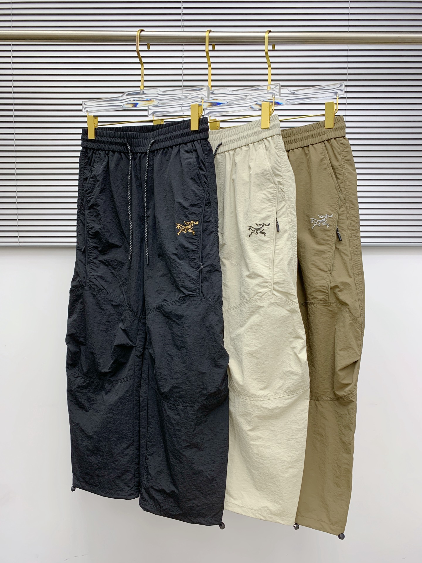 NO:572976,Arc'teryx [New Product] Early Autumn 25ss Casual Pants golden classic appears again, original order high-quality fashionable casual pants. Super versatile style. Exclusive customized fabric, very wide and stylish, close-fitting and comfortable. Original custom counter latest hardware accessories. Super beautiful version, the upper body shows slender legs, the lining and routing are impeccable, you can attend any occasion, once again emphasize that the fabric is very, very classy! Size M-3XL,arc'teryx,alexander wang19860909始祖鸟【新品】早秋25ss休闲裤金典再次出现,原单订制高品质时尚休闲裤.超级百搭款.独家定制面料,挺阔有型,贴身舒适.原版定制专柜最新五金辅料.超靓版型、上身显腿修长,內里,走线都无可挑剔,任何场合都可出席,再次强调面料非常非常显档次！码数 M-3XL,arc'teryx,alexander wang,Men's clothing