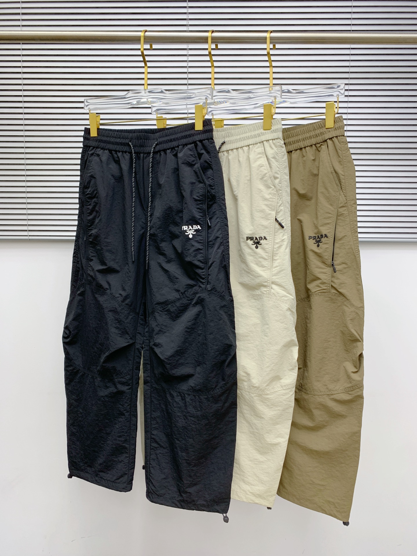 NO:572979,Prada [New Product] Early Autumn 25ss casual pants golden classic appears again, original order high-quality fashionable casual pants. Super versatile style. Exclusive customized fabric, very wide and stylish, close-fitting and comfortable. Original custom counter latest hardware accessories. Super beautiful version, upper body shows slender legs, lining and routing are impeccable, can be attended on any occasion, once again emphasize that the fabric is very, very high-end! Size M-3XL,,prada,alexander wang19860909普拉达【新品】早秋25ss休闲裤金典再次出现,原单订制高品质时尚休闲裤.超级百搭款.独家定制面料,挺阔有型,贴身舒适.原版定制专柜最新五金辅料.超靓版型、上身显腿修长,內里,走线都无可挑剔,任何场合都可出席,再次强调面料非常非常显档次！码数 M-3XL,,prada,alexander wang,Men's clothing