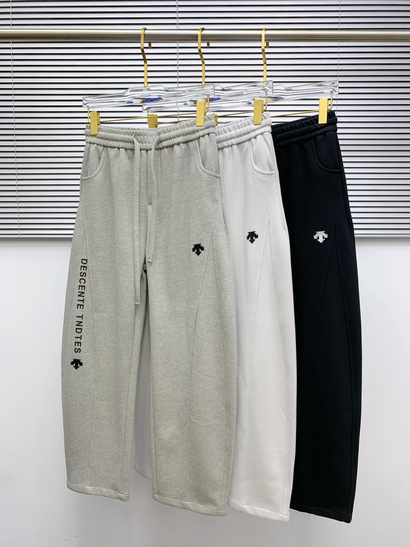 NO:572953,Descente [New Product] Early Autumn 25ss Casual Pants golden classic appears again, original order high-quality fashionable casual pants. Super versatile style. Exclusive customized fabric, very wide and stylish, close-fitting and comfortable. Original custom counter latest hardware accessories. Super beautiful version, the upper body shows slender legs, the lining and routing are impeccable, you can attend any occasion, and once again emphasize that the fabric is very, very classy! Size M-3XL,,alexander wang19860909迪桑特【新品】早秋25ss休闲裤金典再次出现,原单订制高品质时尚休闲裤.超级百搭款.独家定制面料,挺阔有型,贴身舒适.原版定制专柜最新五金辅料.超靓版型、上身显腿修长,內里,走线都无可挑剔,任何场合都可出席,再次强调面料非常非常显档次！码数 M-3XL,,alexander wang,Men's clothing
