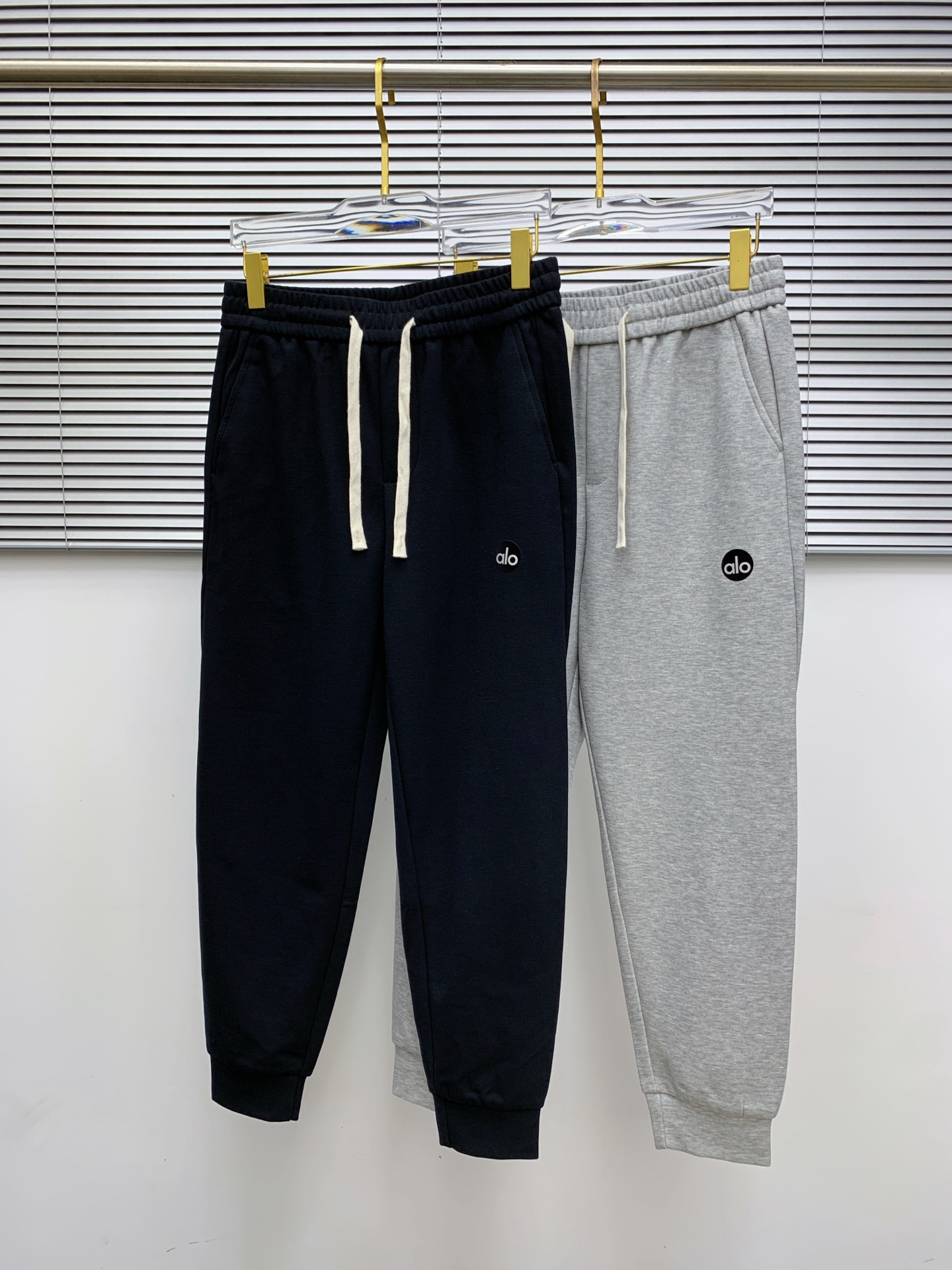 NO:572959,alo [New Product] The golden classic of early autumn 25ss casual pants appears again, original order high-quality fashionable casual pants. Super versatile style. Exclusive customized fabric, very wide and stylish, close-fitting and comfortable. Original custom counter latest hardware accessories. Super beautiful version, the upper body shows slender legs, the lining and routing are impeccable, you can attend any occasion, once again emphasize that the fabric is very, very classy! Size M-3XL,,alexander wang19860909alo【新品】早秋25ss休闲裤金典再次出现,原单订制高品质时尚休闲裤.超级百搭款.独家定制面料,挺阔有型,贴身舒适.原版定制专柜最新五金辅料.超靓版型、上身显腿修长,內里,走线都无可挑剔,任何场合都可出席,再次强调面料非常非常显档次！码数 M-3XL,,alexander wang,Men's clothing