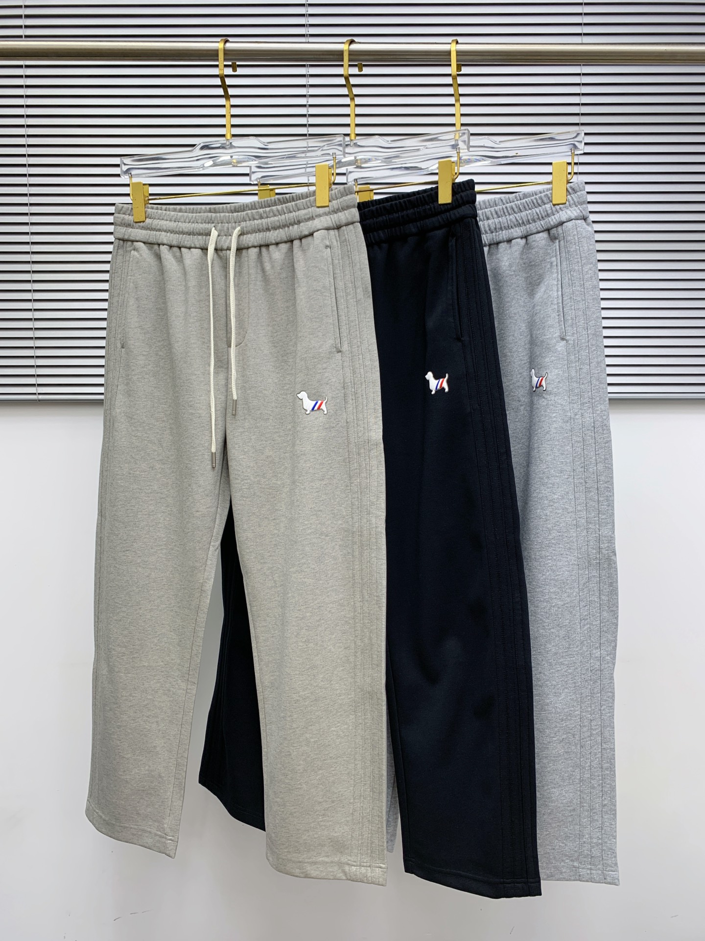 NO:572962,TB [New Product] The golden classic of early autumn 25ss casual pants appears again, original order high-quality fashionable casual pants. Super versatile style. Exclusive custom fabric, very wide and stylish, close-fitting and comfortable. Original custom counter latest hardware accessories. Super beautiful shape, upper body and slender legs, lining and routing are impeccable, you can attend any occasion, once again emphasize that the fabric is very, very classy! Size M-3XL,,alexander wang19860909TB【新品】早秋25ss休闲裤金典再次出现,原单订制高品质时尚休闲裤.超级百搭款.独家定制面料,挺阔有型,贴身舒适.原版定制专柜最新五金辅料.超靓版型、上身显腿修长,內里,走线都无可挑剔,任何场合都可出席,再次强调面料非常非常显档次！码数 M-3XL,,alexander wang,Men's clothing