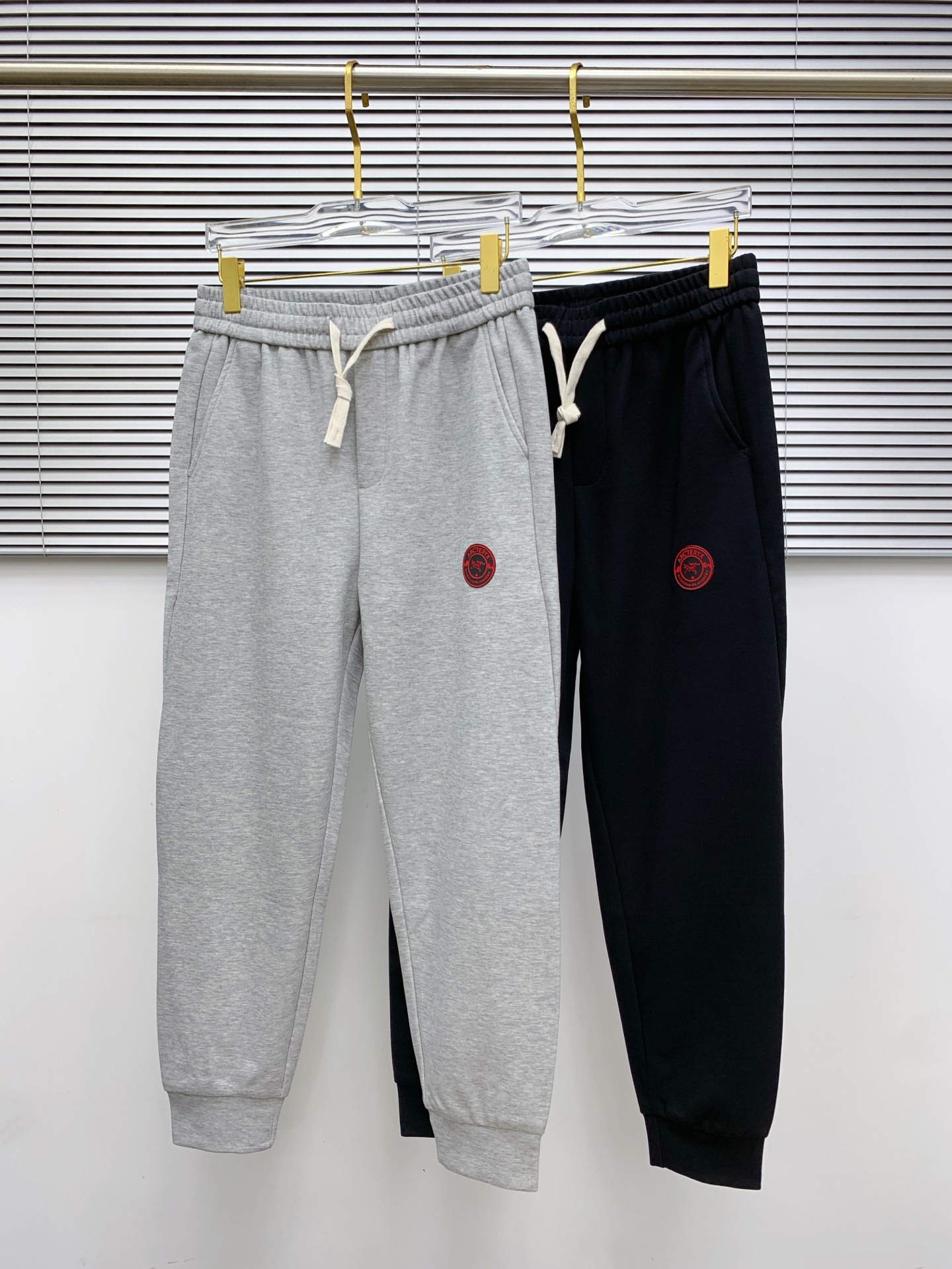 NO:572965,Arc'teryx [New Product] Early Autumn 25ss Casual Pants golden classic appears again, original order high-quality fashionable casual pants. Super versatile style. Exclusive customized fabric, very wide and stylish, close-fitting and comfortable. Original custom counter latest hardware accessories. Super beautiful version, the upper body shows slender legs, the lining and routing are impeccable, you can attend any occasion, once again emphasize that the fabric is very, very classy! Size M-3XL,arc'teryx,alexander wang19860909始祖鸟【新品】早秋25ss休闲裤金典再次出现,原单订制高品质时尚休闲裤.超级百搭款.独家定制面料,挺阔有型,贴身舒适.原版定制专柜最新五金辅料.超靓版型、上身显腿修长,內里,走线都无可挑剔,任何场合都可出席,再次强调面料非常非常显档次！码数 M-3XL,arc'teryx,alexander wang,Men's clothing