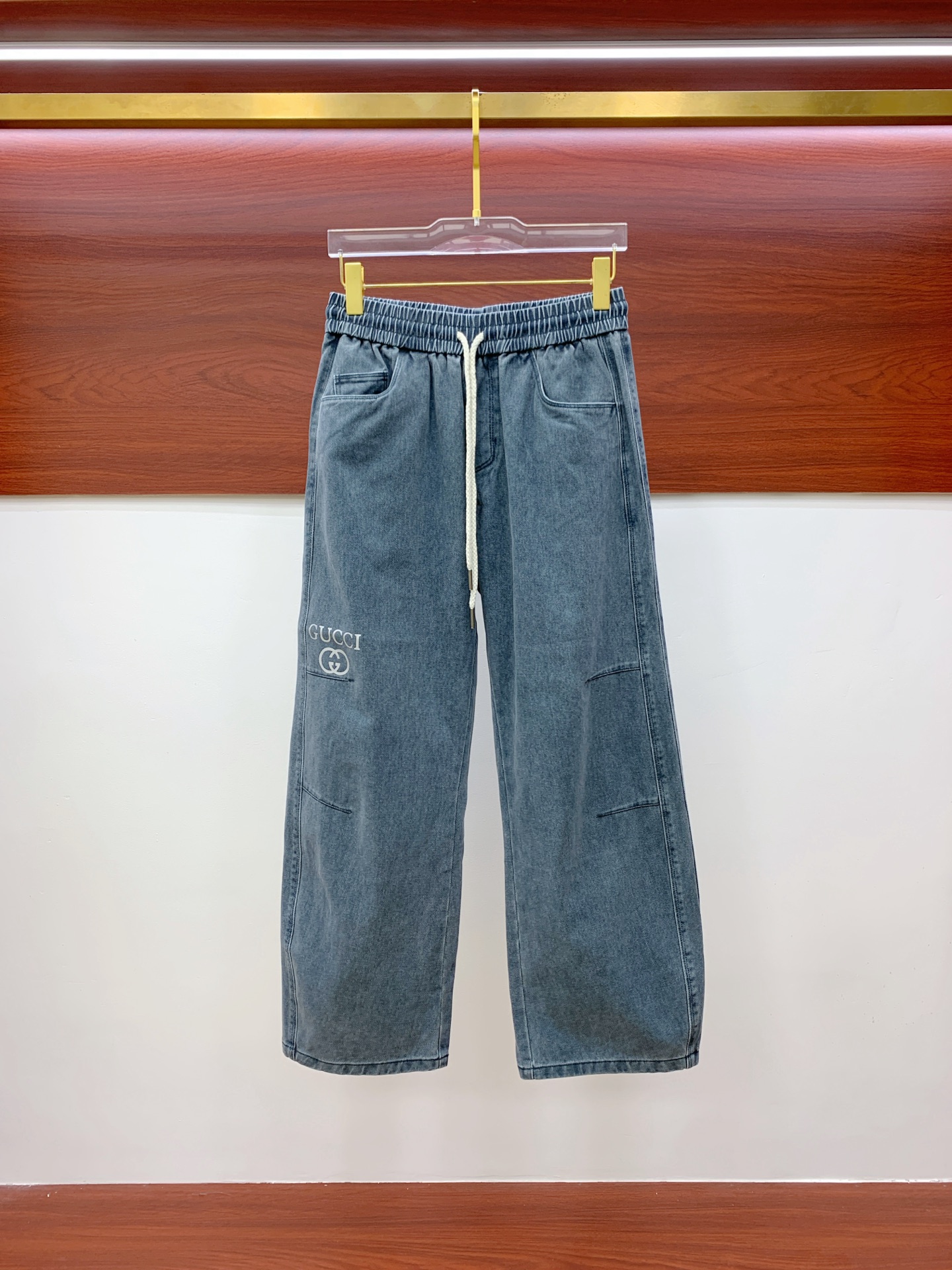 NO:572508,Gucci [New Product] Early Autumn 25ss Casual Pants golden classic appears again, original order high-quality fashionable casual pants. Super versatile style. Exclusive customized fabric, very wide and stylish, close-fitting and comfortable. Original customization counter latest hardware accessories. Super beautiful version, upper body shows slender legs, lining and routing are impeccable, can be attended in any occasion, once again emphasize that the fabric is very, very classy! Size 29-38,,gucci,alexander wang19860909古驰【新品】早秋25ss休闲裤金典再次出现,原单订制高品质时尚休闲裤.超级百搭款.独家定制面料,挺阔有型,贴身舒适.原版定制专柜最新五金辅料.超靓版型、上身显腿修长,內里,走线都无可挑剔,任何场合都可出席,再次强调面料非常非常显档次！码数 29-38,,gucci,alexander wang,Men's clothing