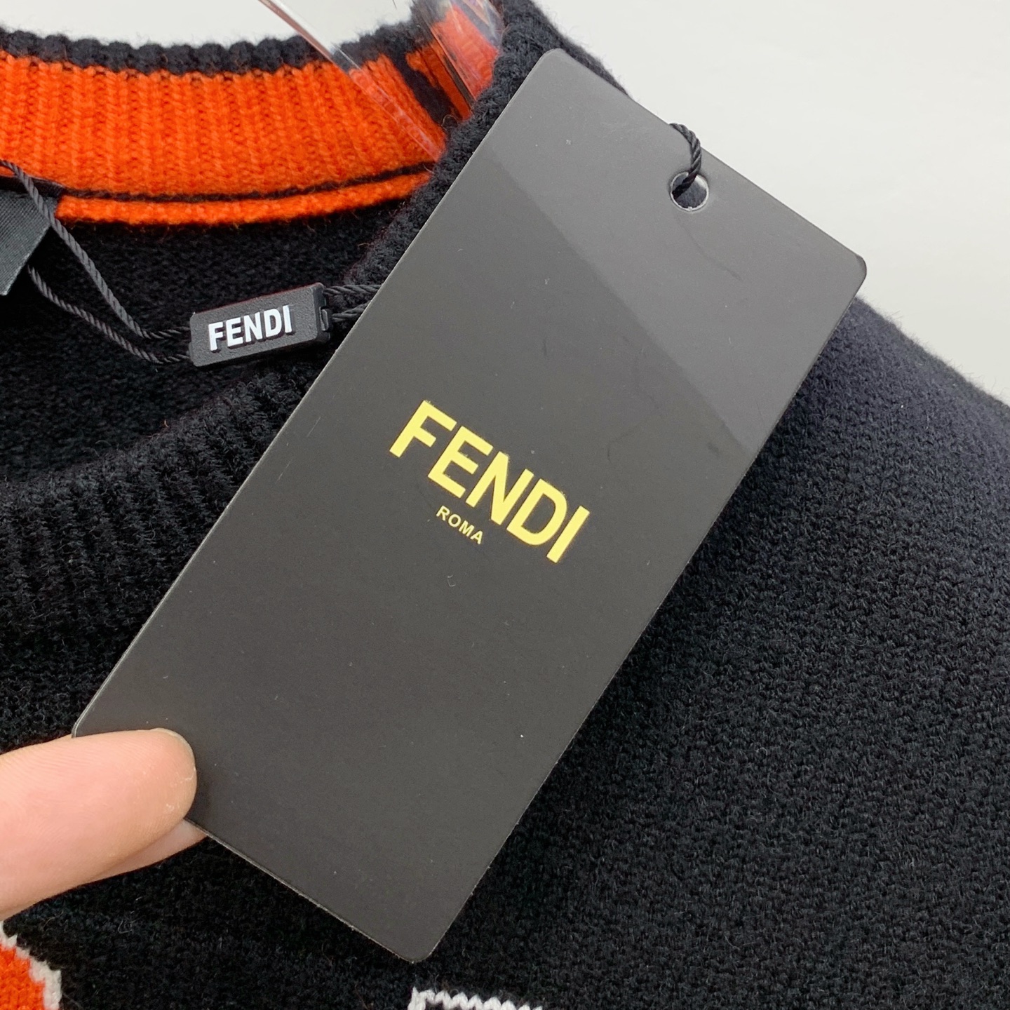 P芬迪25ss秋冬【新品】毛衣专供狠货，进口原版科技羊毛精纺！精细针织一体，色彩混织纯手工技艺呈现 档次