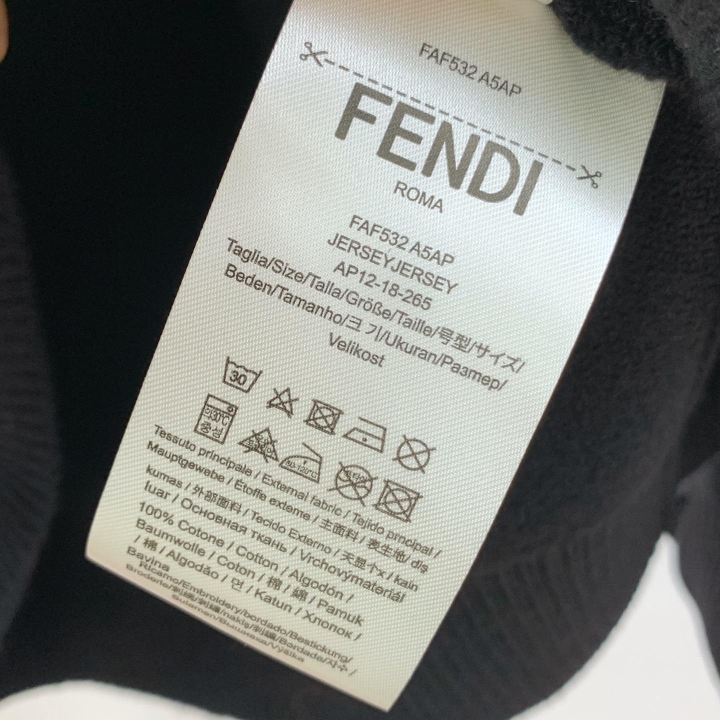 P芬迪25ss秋冬【新品】毛衣专供狠货，进口原版科技羊毛精纺！精细针织一体，色彩混织纯手工技艺呈现 档次