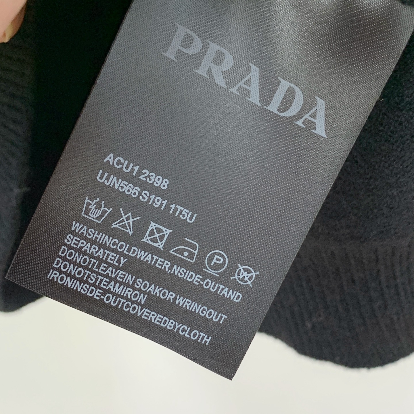 P普拉达25ss秋冬【新品】毛衣专供狠货，进口原版科技羊毛精纺！精细针织一体，色彩混织纯手工技艺呈现 档