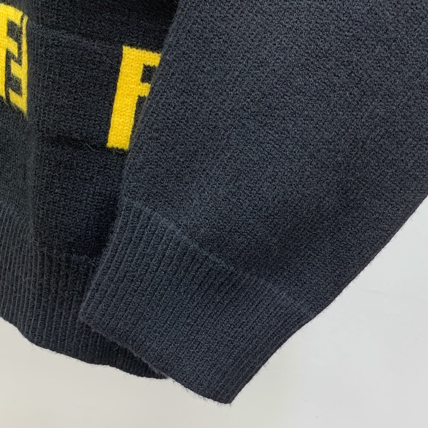 P芬迪25ss秋冬【新品】毛衣专供狠货，进口原版科技羊毛精纺！精细针织一体，色彩混织纯手工技艺呈现 档次