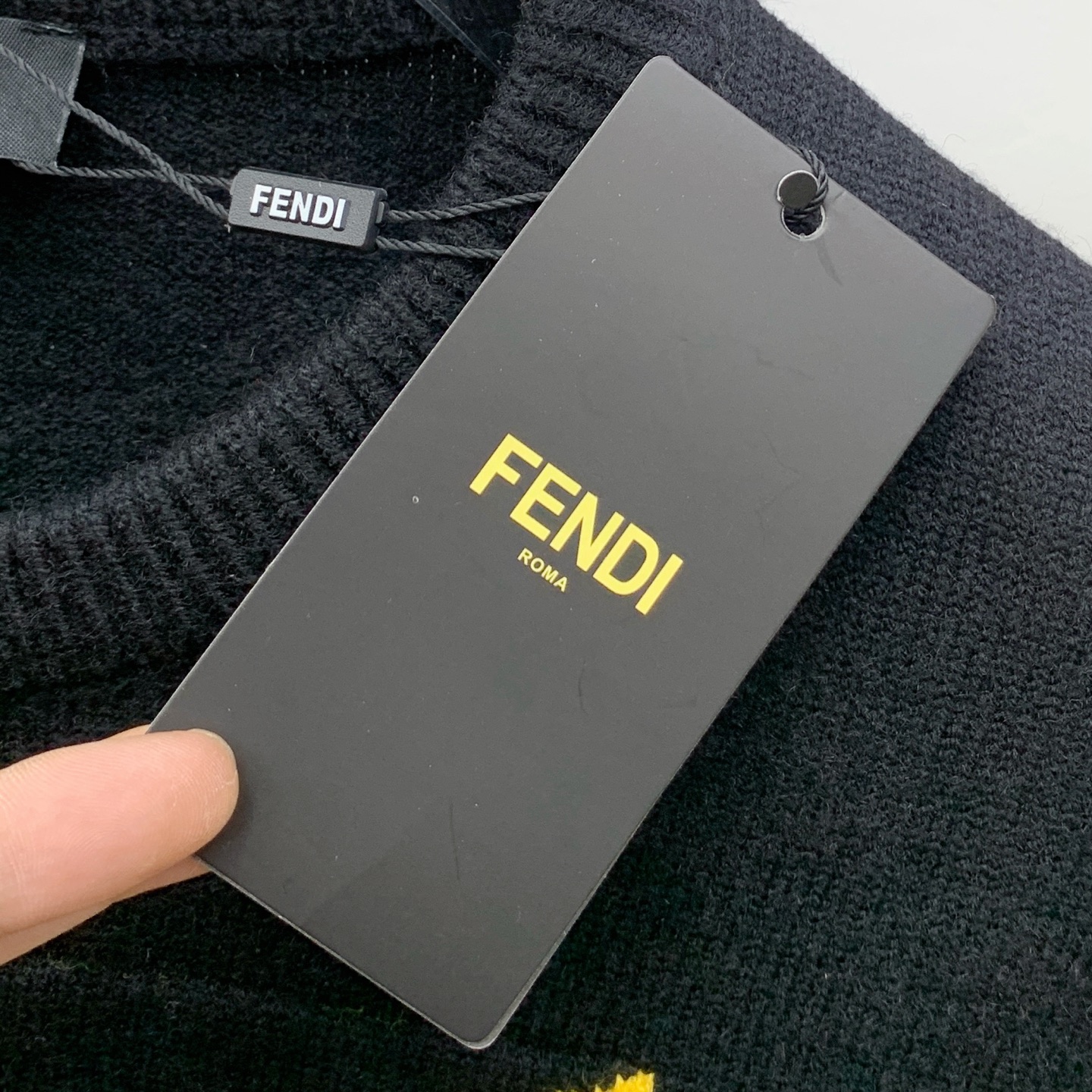 P芬迪25ss秋冬【新品】毛衣专供狠货，进口原版科技羊毛精纺！精细针织一体，色彩混织纯手工技艺呈现 档次