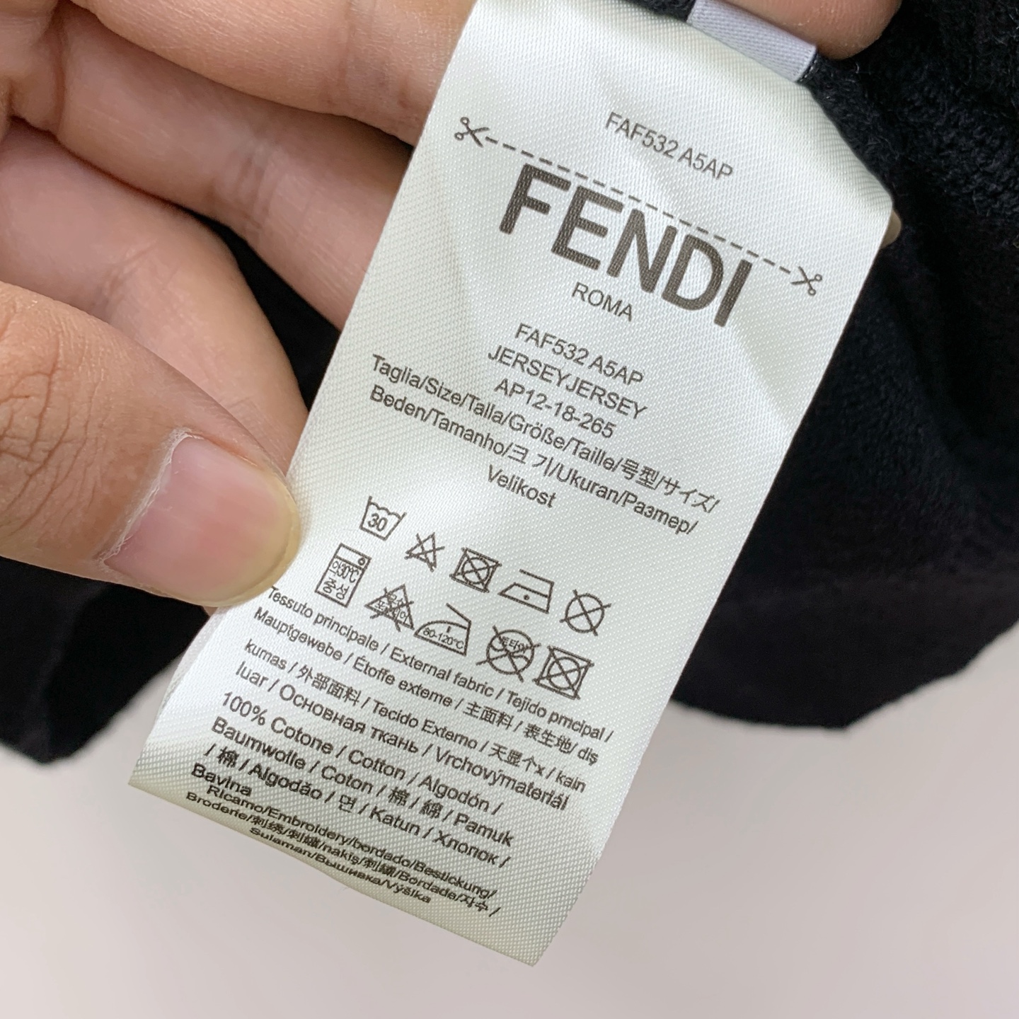 P芬迪25ss秋冬【新品】毛衣专供狠货，进口原版科技羊毛精纺！精细针织一体，色彩混织纯手工技艺呈现 档次