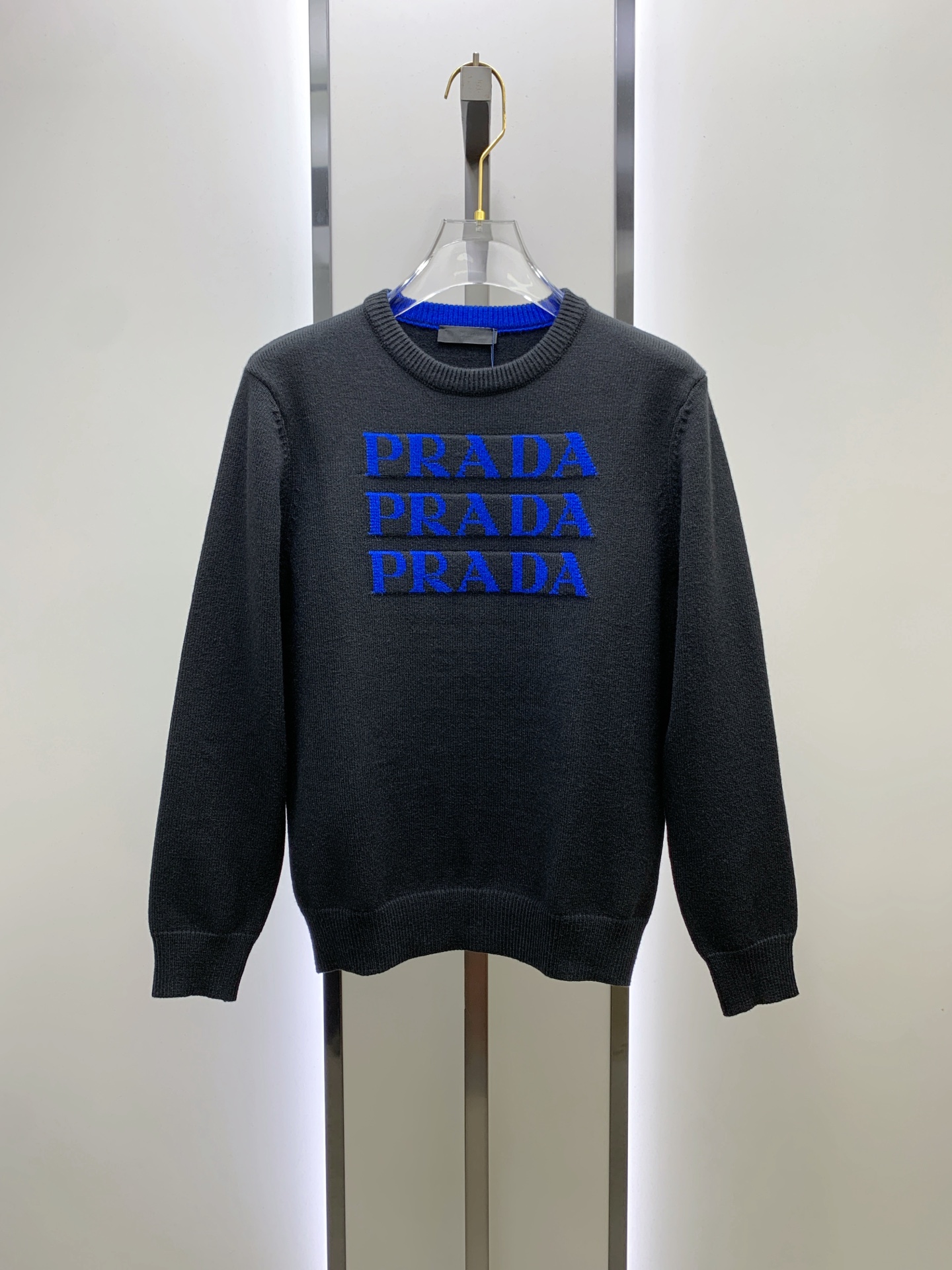 NO:572002,Prada 25ss Autumn and Winter [New Product] Sweater is exclusively for sale, imported original technical wool worsted!  The fine knitting is integrated, and the color mixed weaving is purely handmade. The grade is extremely high, highlighting the taste and luxury of clothing. The craftsmanship is exquisite!  Customized original craftsmanship threaded upper body, extremely handsome, purchasing agent level counter, same style for men and women, size S-XL, prada, sweaters, alexander wang19860909普拉达25ss秋冬【新品】毛衣专供狠货,进口原版科技羊毛精纺！精细针织一体,色彩混织纯手工技艺呈现 档次极高,凸显衣着品味与奢华 工艺精湛！定制原版工艺螺纹上身帅到爆,代购级别专柜男女同款 码数S-XL,,prada,sweaters,alexander wang,Men's clothing