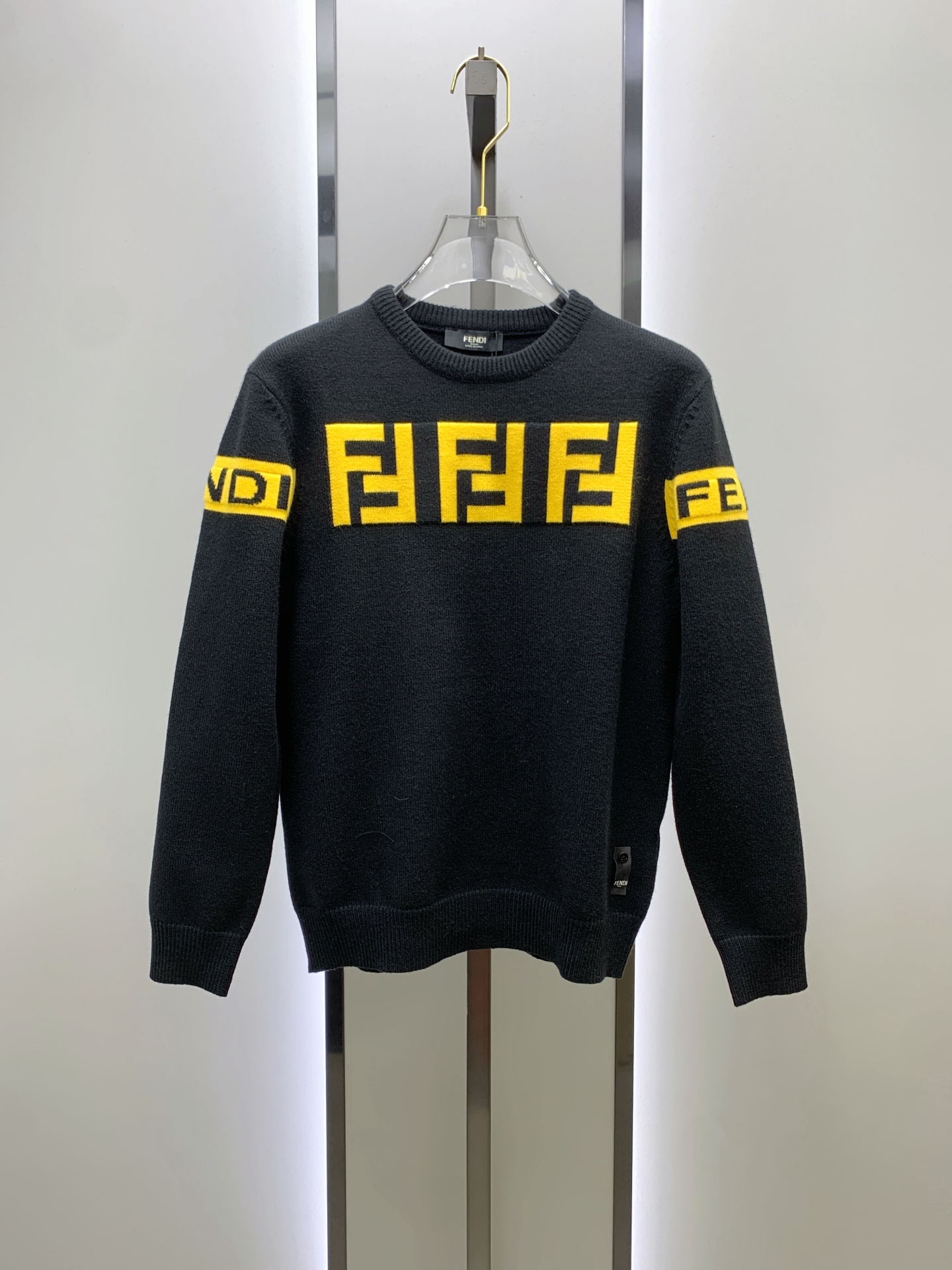 NO:572008,Fendi 25ss Autumn and Winter [New Product] Sweater is exclusively for sale, imported original technical wool worsted!  The fine knitting is integrated, and the color mixed weaving is purely handmade. The grade is extremely high, highlighting the taste and luxury of clothing. The craftsmanship is exquisite!  Customized original craftsmanship threaded upper body, extremely handsome, purchasing agent level counter, same style for men and women, size S-XL, fendi, sweaters, alexander wang19860909芬迪25ss秋冬【新品】毛衣专供狠货,进口原版科技羊毛精纺！精细针织一体,色彩混织纯手工技艺呈现 档次极高,凸显衣着品味与奢华 工艺精湛！定制原版工艺螺纹上身帅到爆,代购级别专柜男女同款 码数S-XL,,fendi,sweaters,alexander wang,Men's clothing