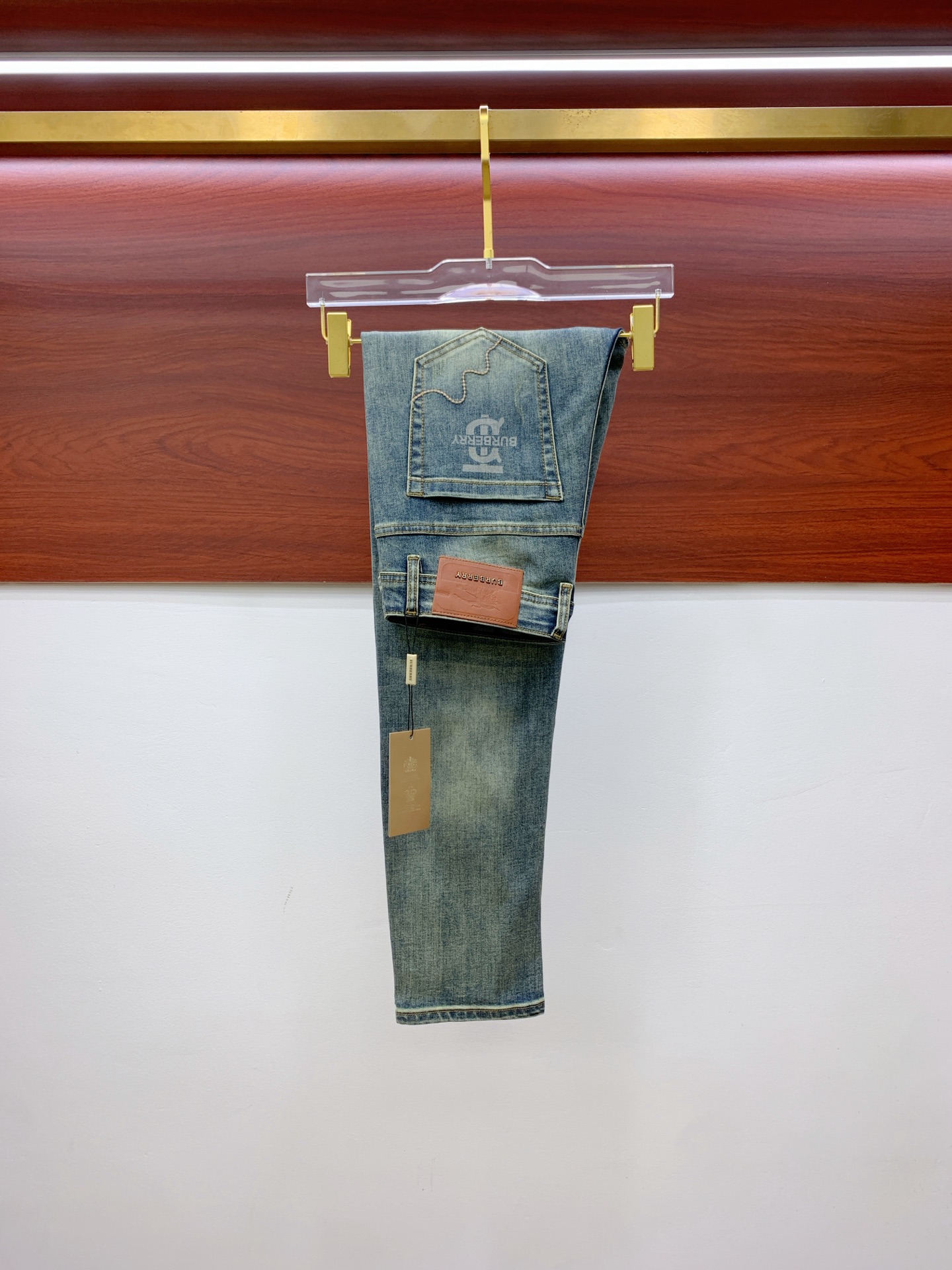 NO:571982,Burberry [new product] high-end exclusive sale 25SS four-season super hot street jeans series, exclusive and grand launch, original customized high-end quality fabrics, customized hardware version, slim tailoring, stretchy fabric, micro-elastic upper body, super comfortable, must-have item!  Counter sizes 29-38 (no 35, no 37),,burberry,jeans,alexander wang19860909巴宝莉【新品】高端独家发售 25SS四季款超燃炸街系列之最牛仔裤 独家隆重推出 原版定制高端品质面料 定制五金版型修身剪裁 面料带弹力 微弹上身舒适度超高 必爆单品！专柜尺码29-38（无35无37）,,burberry,jeans,alexander wang,Men's clothing