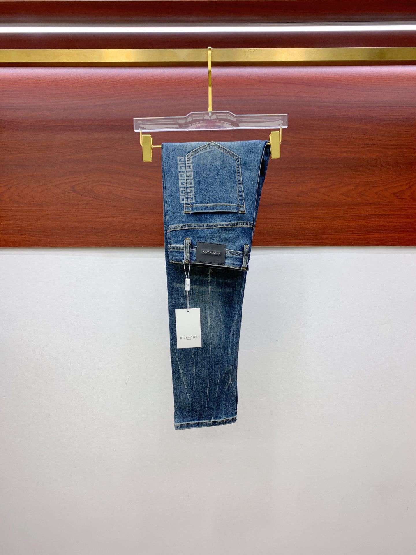 NO:571988,Givenchy [new product] high-end exclusive sale 25SS four seasons super hot street jeans series of the most exclusive and grand launch original customized high-end quality fabrics customized hardware version slim tailoring fabric with elastic micro-elastic upper body super comfortable must-have item!  Counter sizes 29-38 (no 35, no 37),,givenchy,jeans,alexander wang19860909纪梵希【新品】高端独家发售 25SS四季款超燃炸街系列之最牛仔裤 独家隆重推出 原版定制高端品质面料 定制五金版型修身剪裁 面料带弹力 微弹上身舒适度超高 必爆单品！专柜尺码29-38（无35无37）,,givenchy,jeans,alexander wang,Men's clothing