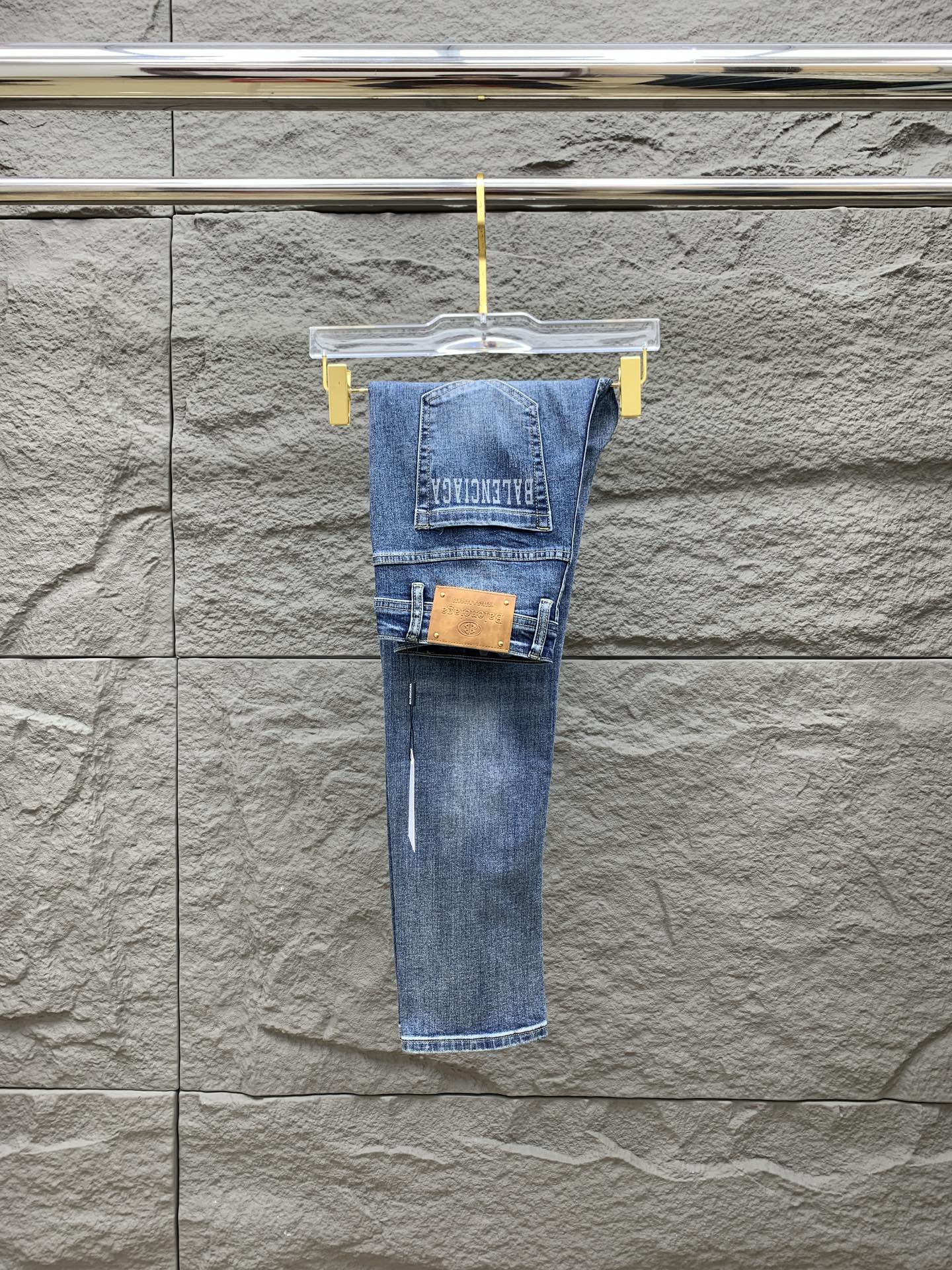 Balenciaga Jean Délavé Coupe Slim Homme - Confort et Style Saison 25SS