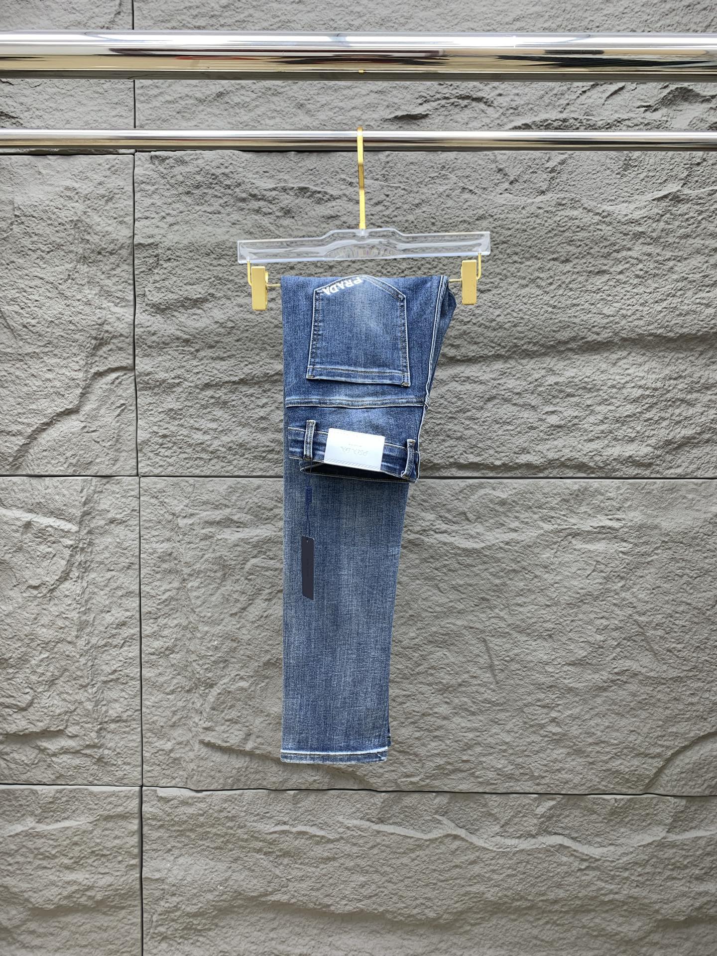 Jean Denim Prada Coupe Slim, Collection 2024, Confort et Style.