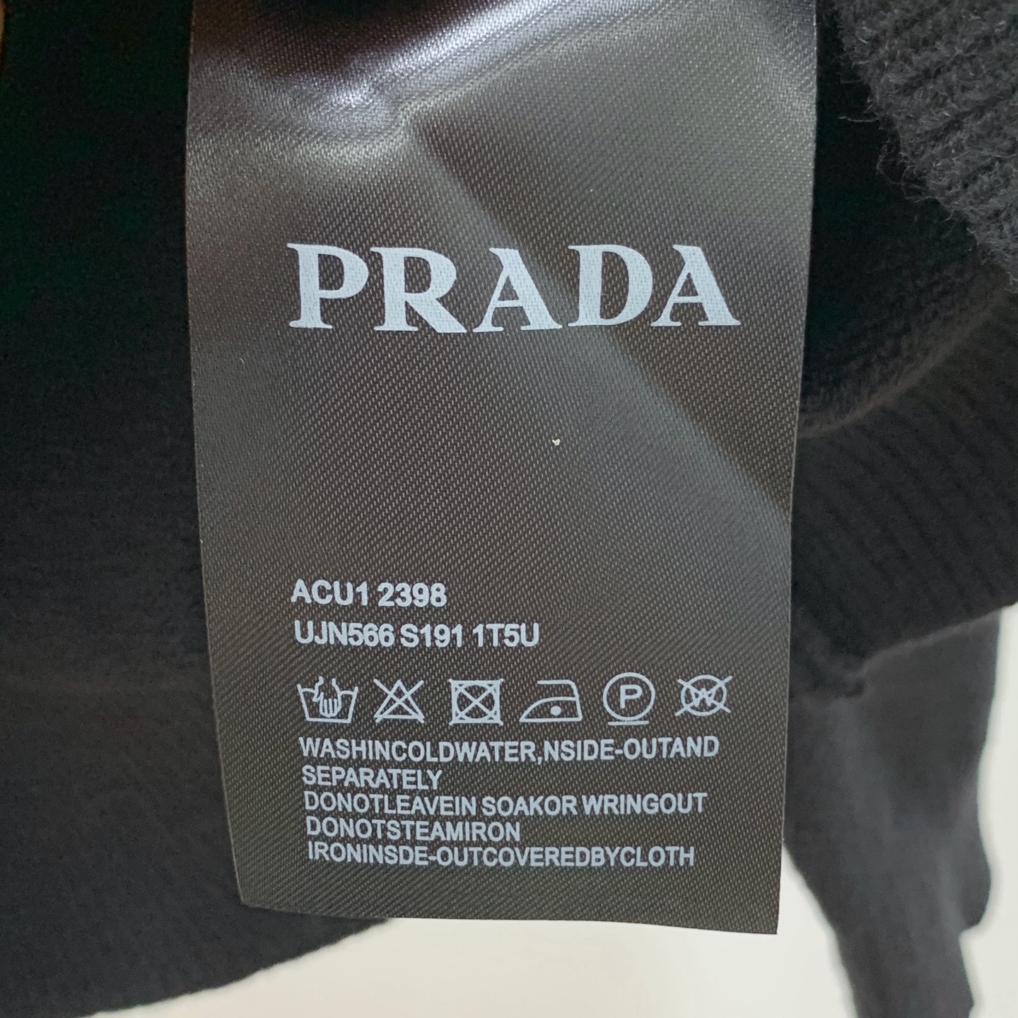 P普拉达25ss秋冬【新品】毛衣专供狠货，进口原版科技羊毛精纺！精细针织一体，色彩混织纯手工技艺呈现 档