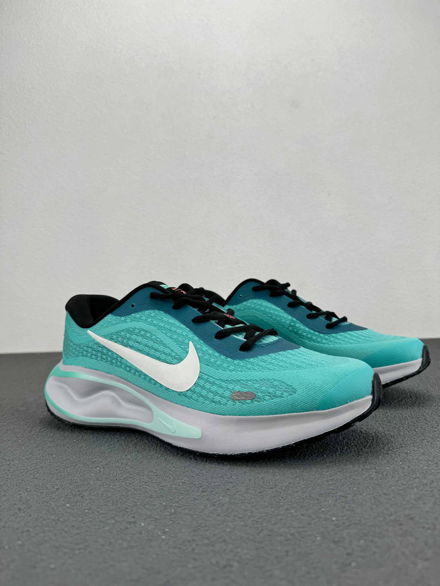 纯原版本🔍Nike Winflo 11 超轻网面缓震跑步鞋 
这双耐克新出的公路跑鞋适合日常公园散步公路
跑步的新手，外观看起来比较宽大厚实，中底加厚了泡棉更加舒服，走路的每一步都有很明显的回弹的感觉鞋子包裹性也还不错，网眼的材质透气性很不错，夏天穿也能够保持透气舒适
货号：FN0228-300 
尺码：38 38.5 39 40 40.5 41 42 42.5 43 44 44.5 45 46