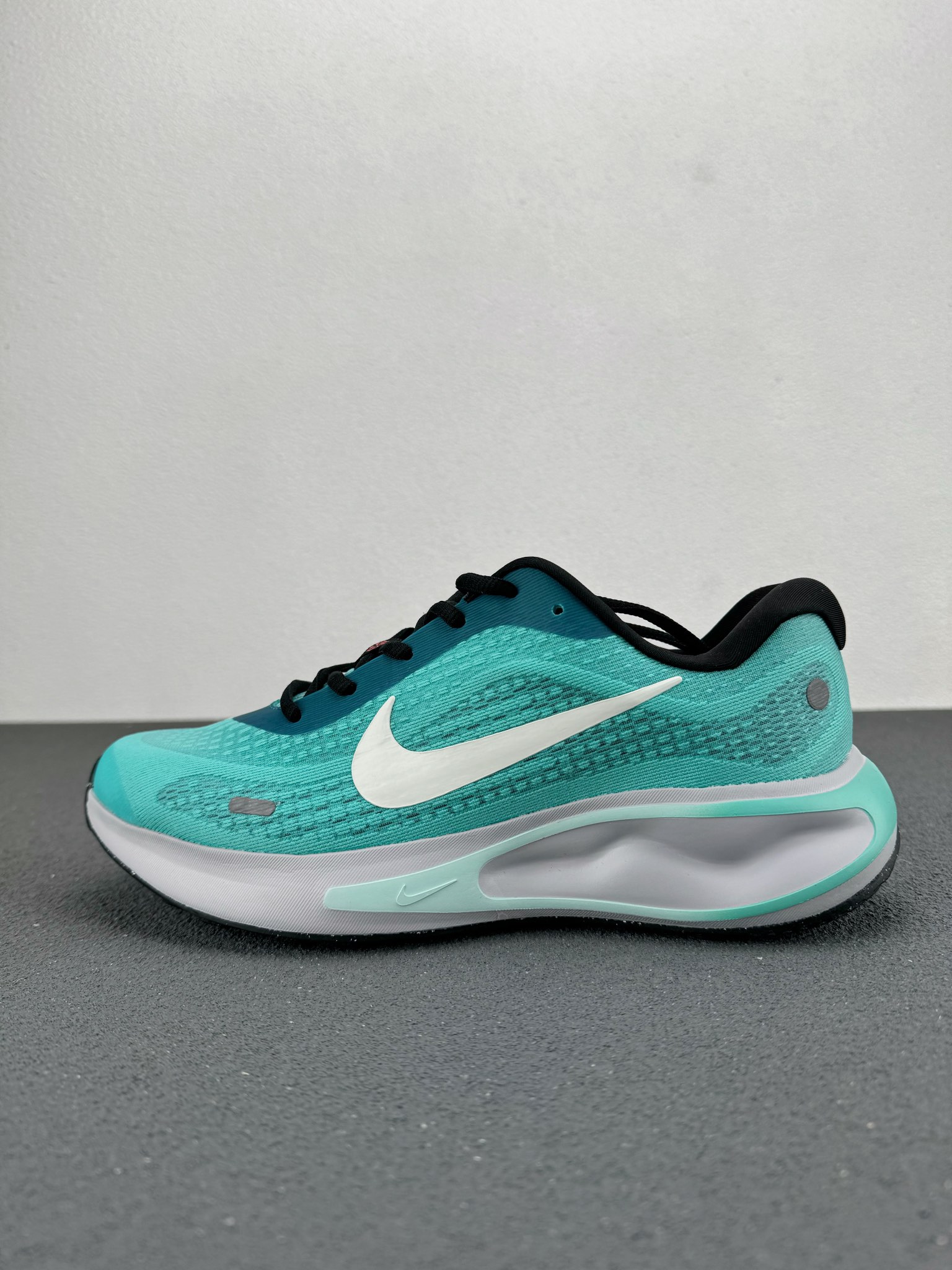 纯原版本🔍Nike Winflo 11 超轻网面缓震跑步鞋 
这双耐克新出的公路跑鞋适合日常公园散步公路
跑步的新手，外观看起来比较宽大厚实，中底加厚了泡棉更加舒服，走路的每一步都有很明显的回弹的感觉鞋子包裹性也还不错，网眼的材质透气性很不错，夏天穿也能够保持透气舒适
货号：FN0228-300 
尺码：38 38.5 39 40 40.5 41 42 42.5 43 44 44.5 45 46