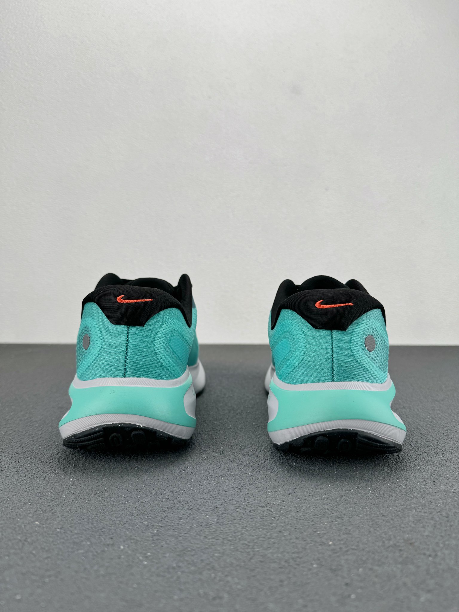 纯原版本🔍Nike Winflo 11 超轻网面缓震跑步鞋 
这双耐克新出的公路跑鞋适合日常公园散步公路
跑步的新手，外观看起来比较宽大厚实，中底加厚了泡棉更加舒服，走路的每一步都有很明显的回弹的感觉鞋子包裹性也还不错，网眼的材质透气性很不错，夏天穿也能够保持透气舒适
货号：FN0228-300 
尺码：38 38.5 39 40 40.5 41 42 42.5 43 44 44.5 45 46