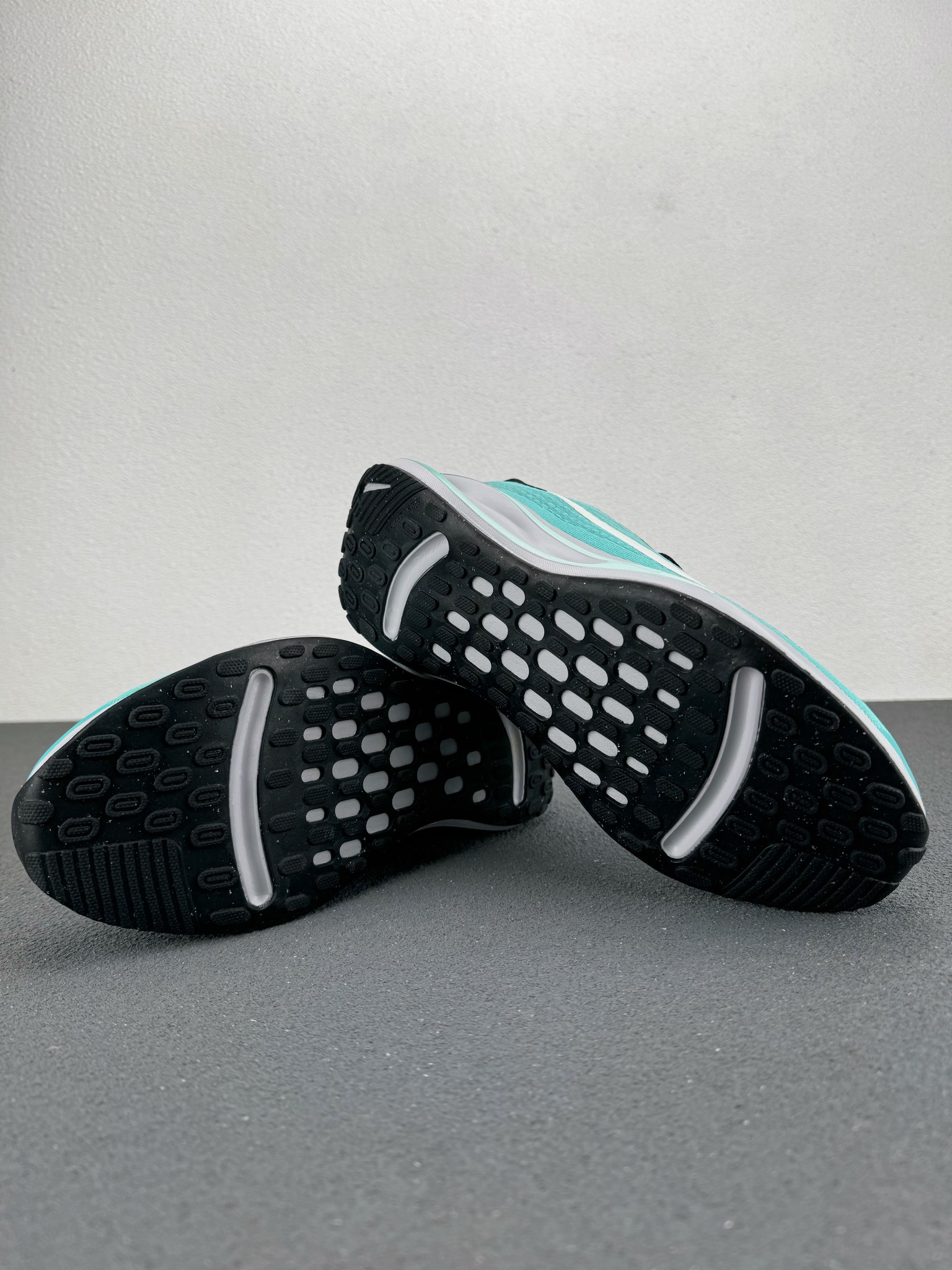 纯原版本🔍Nike Winflo 11 超轻网面缓震跑步鞋 
这双耐克新出的公路跑鞋适合日常公园散步公路
跑步的新手，外观看起来比较宽大厚实，中底加厚了泡棉更加舒服，走路的每一步都有很明显的回弹的感觉鞋子包裹性也还不错，网眼的材质透气性很不错，夏天穿也能够保持透气舒适
货号：FN0228-300 
尺码：38 38.5 39 40 40.5 41 42 42.5 43 44 44.5 45 46