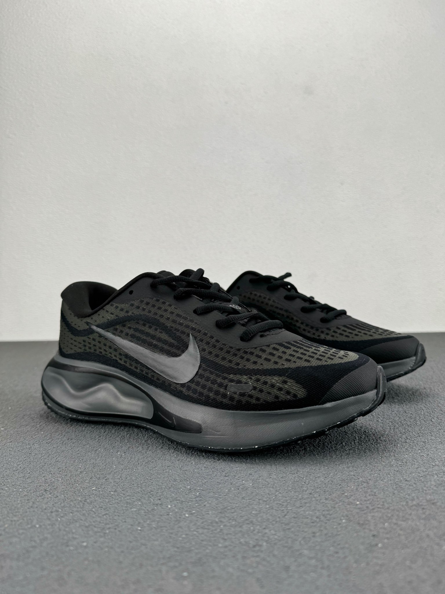 纯原版本🔍Nike Winflo 11 超轻网面缓震跑步鞋 
这双耐克新出的公路跑鞋适合日常公园散步公路
跑步的新手，外观看起来比较宽大厚实，中底加厚了泡棉更加舒服，走路的每一步都有很明显的回弹的感觉鞋子包裹性也还不错，网眼的材质透气性很不错，夏天穿也能够保持透气舒适
货号：FJ7765-002 
尺码：38 38.5 39 40 40.5 41 42 42.5 43 44 44.5 45 46