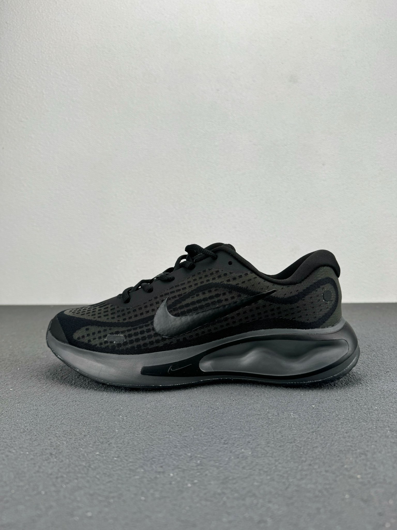 纯原版本🔍Nike Winflo 11 超轻网面缓震跑步鞋 这双耐克新出的公路跑鞋适合日常公园散步公路 跑步的新手,外观看起来比较宽大厚实,中底加厚了泡棉更加舒服,走路的每一步都有很明显的回弹的感觉鞋子包裹性也还不错,网眼的材质透气性很不错,夏天穿也能够保持透气舒适 货号:FJ7765-002
