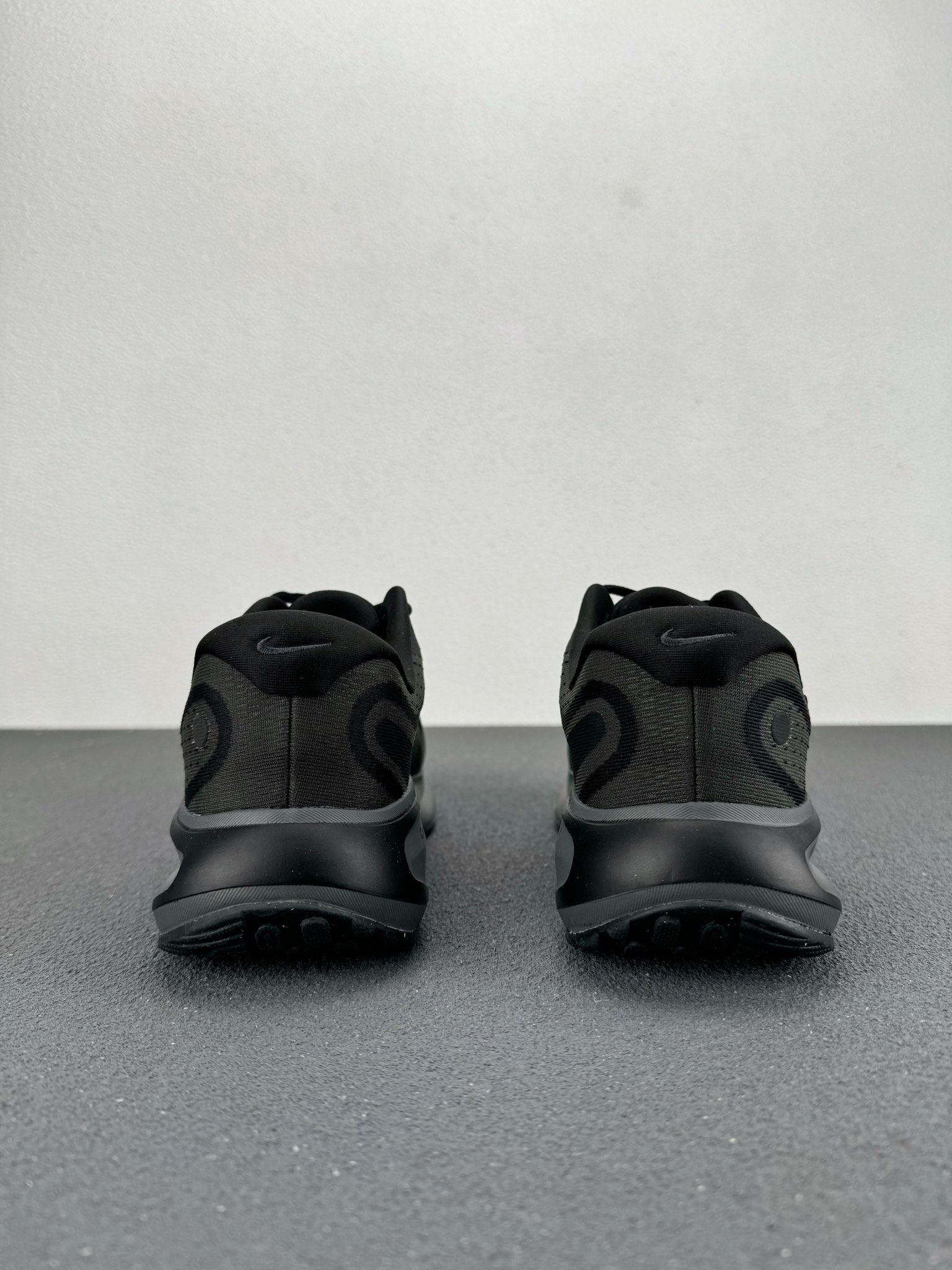 纯原版本🔍Nike Winflo 11 超轻网面缓震跑步鞋 这双耐克新出的公路跑鞋适合日常公园散步公路 跑步的新手,外观看起来比较宽大厚实,中底加厚了泡棉更加舒服,走路的每一步都有很明显的回弹的感觉鞋子包裹性也还不错,网眼的材质透气性很不错,夏天穿也能够保持透气舒适 货号:FJ7765-002