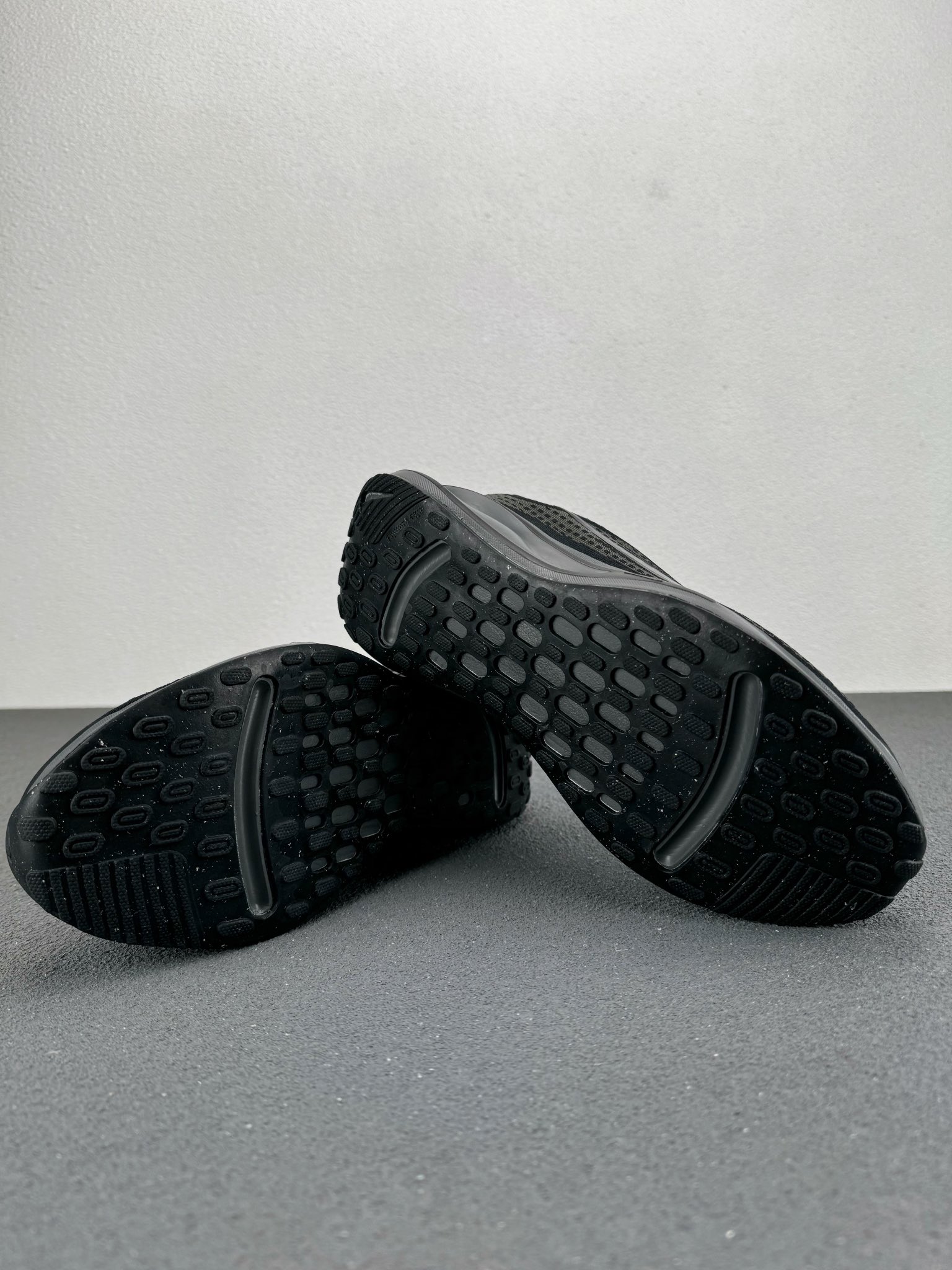 纯原版本🔍Nike Winflo 11 超轻网面缓震跑步鞋 这双耐克新出的公路跑鞋适合日常公园散步公路 跑步的新手,外观看起来比较宽大厚实,中底加厚了泡棉更加舒服,走路的每一步都有很明显的回弹的感觉鞋子包裹性也还不错,网眼的材质透气性很不错,夏天穿也能够保持透气舒适 货号:FJ7765-002