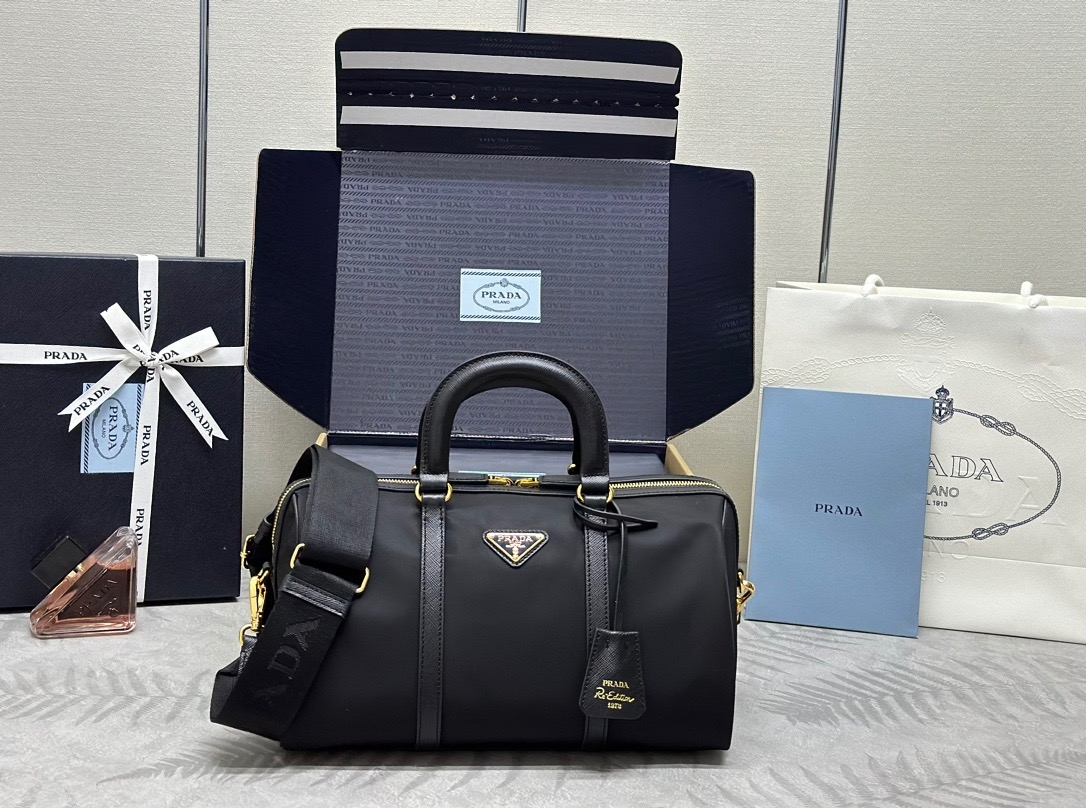 NO:205061,New handbag 1bb233 This handbag is made of innovative sustainable recycled nylon fabric (re-nylon), with a crisp structure, paired with elegant details such as saffiano leather and metal hardware accessories. It is exquisite and practical, decorated with a triangular metal logo of enamel. It is equipped with a long removable and adjustable shoulder strap. It has a large capacity space, simple, fashionable and practical baby, hurry up and buy it. Long 31x high 17x bottom 16cm, Prada [top original list] Prada, prada19860909新款手提包1bb233 这款手提包选用创新的可持续再生尼龙织物（re-nylon）打造,结构挺括,搭配saffiano皮革和金属五金配件等雅致细节.精致实用,饰有涂珐琅三角形金属徽标.配有一条可拆卸可调节长肩带.容量空间大,简约时尚又实用宝宝们,赶紧入手吧 长31x高17x底16cm,普拉达【顶级原单】普拉达,prada,Bag