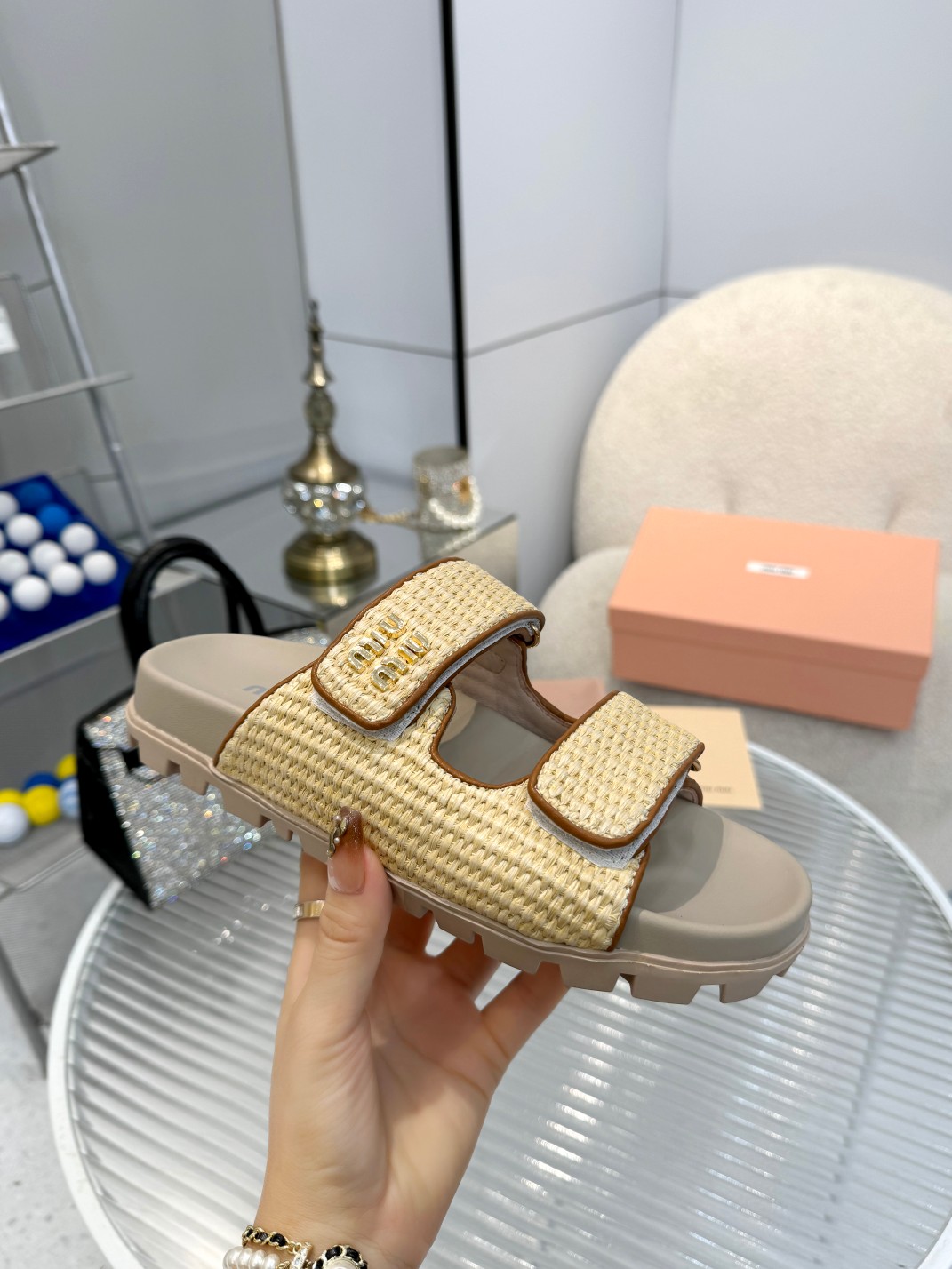 NO:254993,PP grass sandals Miu Miu, the official websites of major purchasing agents around the world are on the market. The catwalk is exposed and very staying Maillard color flat shoes, unique style and very textured. Material original customized pp grass inner sheepskin sole original open molded sole size women 35-40 (41 custom made), slippers, miumiu, sandals, flats, slippers, sheepskin19860909PP草 凉鞋Miu Miu 缪缪 ,全球各大代购官网火爆上市. 走秀场曝光 、非常留行的美拉德配色平底鞋, 独特风格,非常有质感  材质原版定制pp草 内里羊皮 鞋底原版开模大底 size 女35-40（41定做）,拖鞋,miumiu,sandals,flats,slippers,sheepskin,Women's Shoes