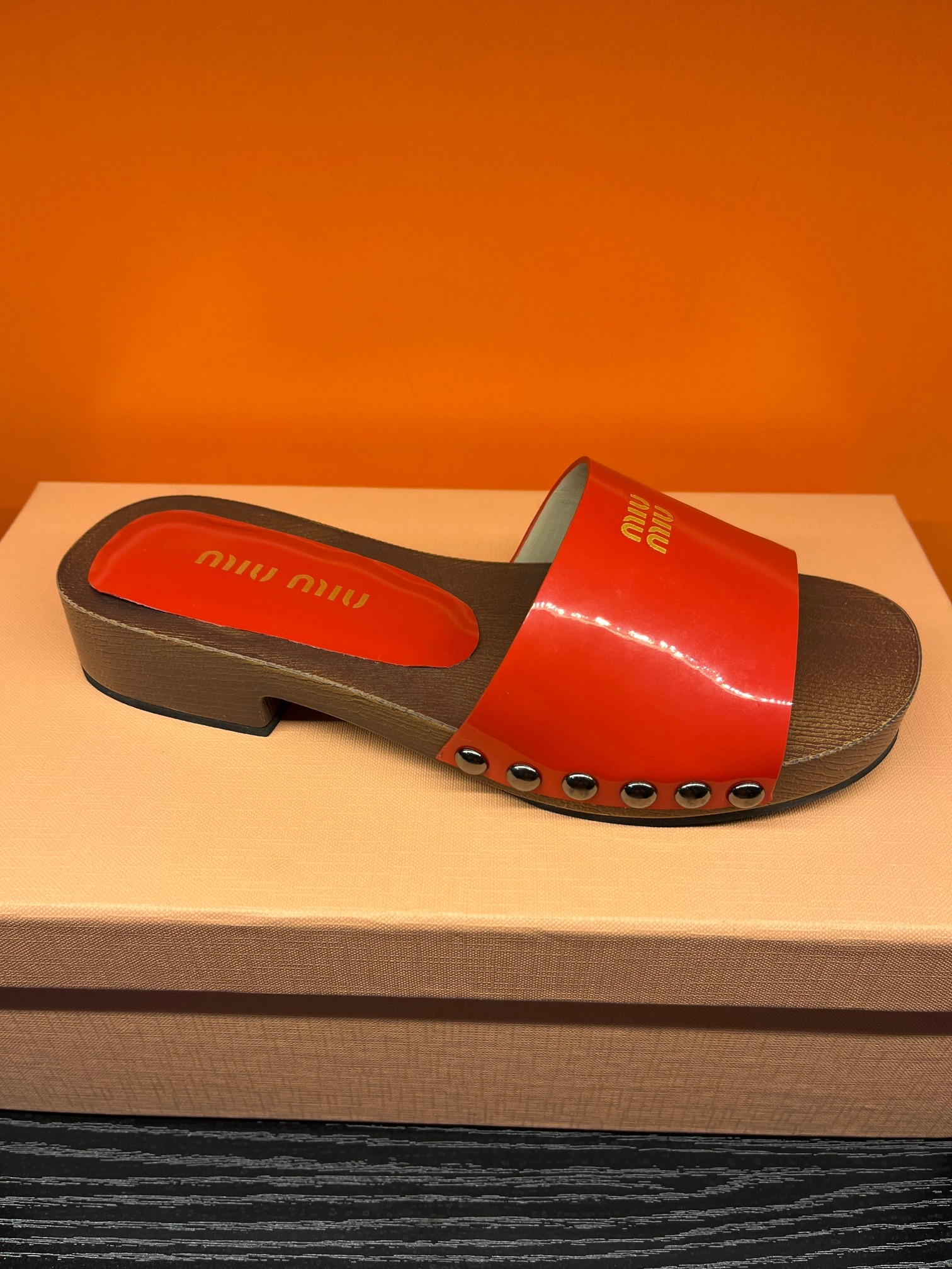 NO:231406,p (color half socks, another   40 / pair) High-quality MiuMiu*2025ss MiuMiu Spring and Summer New Flat Calfskin Sandals Slippers, Zp development Original disassembly, details and versions instantly kill the ordinary version on the market, miumiu is really too girly!  The leather is super soft and glutinous, and the comfort is super high!   Shoe face version imported cow patent leather/top layer cow leather/high mercerized beef reverse velvet inner lining sheepskin inner lining original open molded sole size 35-41, slippers, miumiu, sandals, slippers, cowhide, sheepskin19860909p（彩色半袜,另＋40 /对） 高品质MiuMiu*2025ss缪缪春夏新款平底小牛皮凉鞋拖鞋,Zp开发 原版拆卸,细节对版秒杀市面普通版本,miumiu真的太少女啦！皮质超级软糯 舒适度超高！  鞋面对版进口牛漆皮/头层牛皮/高丝光牛反绒 内里羊皮内里 鞋底原版开模大底 码数35-41,拖鞋,miumiu,sandals,slippers,cowhide,sheepskin,Women's Shoes