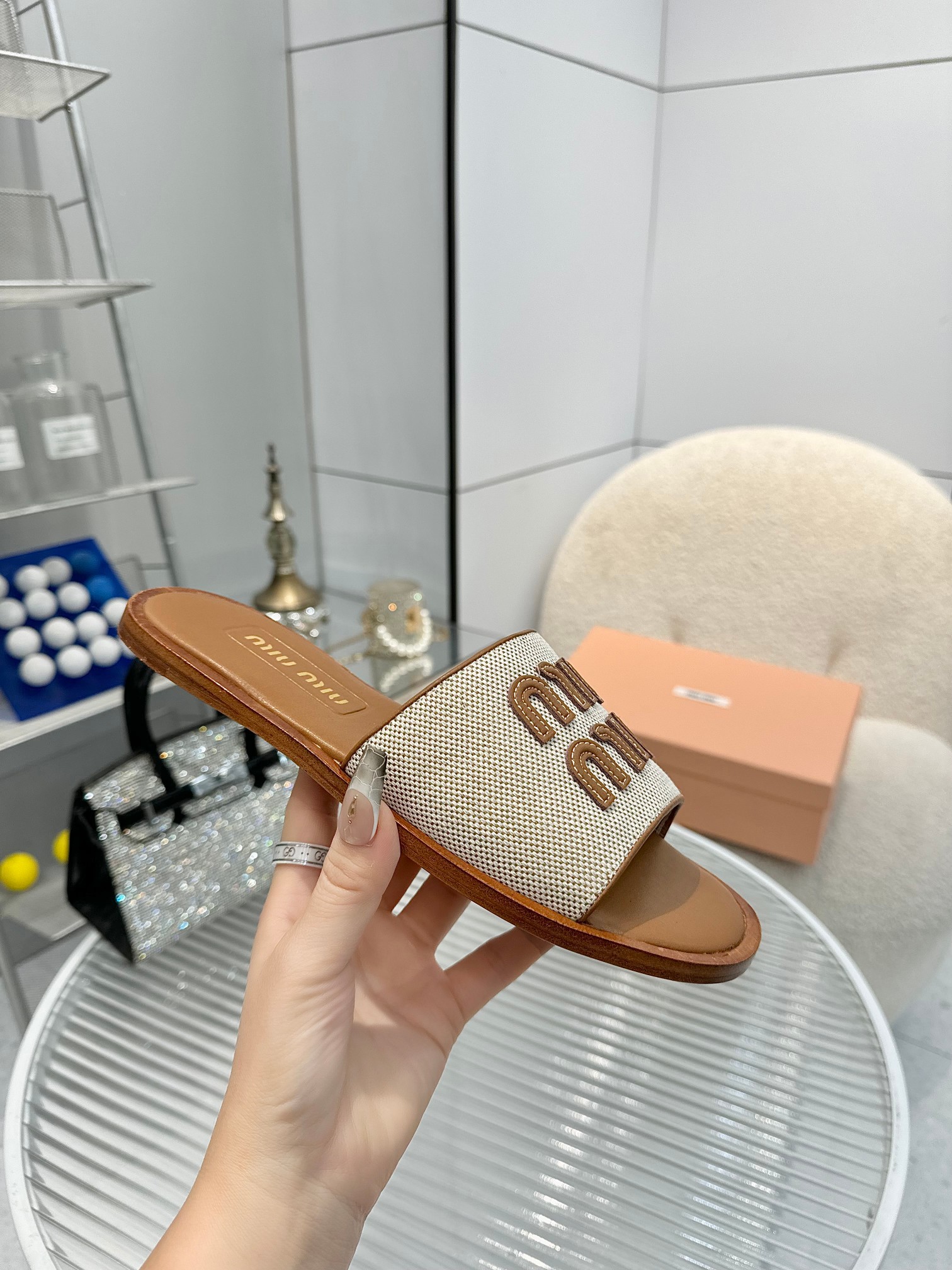 NO:255001,New original snowflake dot fabric makes you cool for the summer~ Sandals Miu Miu, major shopping agents around the world, are on the market. The 2025 catwalk, the very popular Maillard color flat shoes [Please note that the letters made in my home are as three-dimensional as the original, unlike other people's flat drops] Material original customized snowflake dot fabric inner sheepskin sole genuine leather sole size Women's 35-41, slippers, miumiu, sandals, flats, slippers, sheepskin, Leather soles19860909新款 原版雪花点面料让你凉爽一夏～凉鞋Miu Miu 缪缪 ,全球各大代购官网火爆上市. 2025走秀场曝光 、非常留行的美拉德配色平底鞋【请注意我家做的字母像原版一样立体感很强 ,不像别家的扁扁滴】 材质原版定制雪花点面料 内里羊皮 鞋底真皮大底 size 女35-41,拖鞋,miumiu,sandals,flats,slippers,sheepskin,Leather soles,Women's Shoes