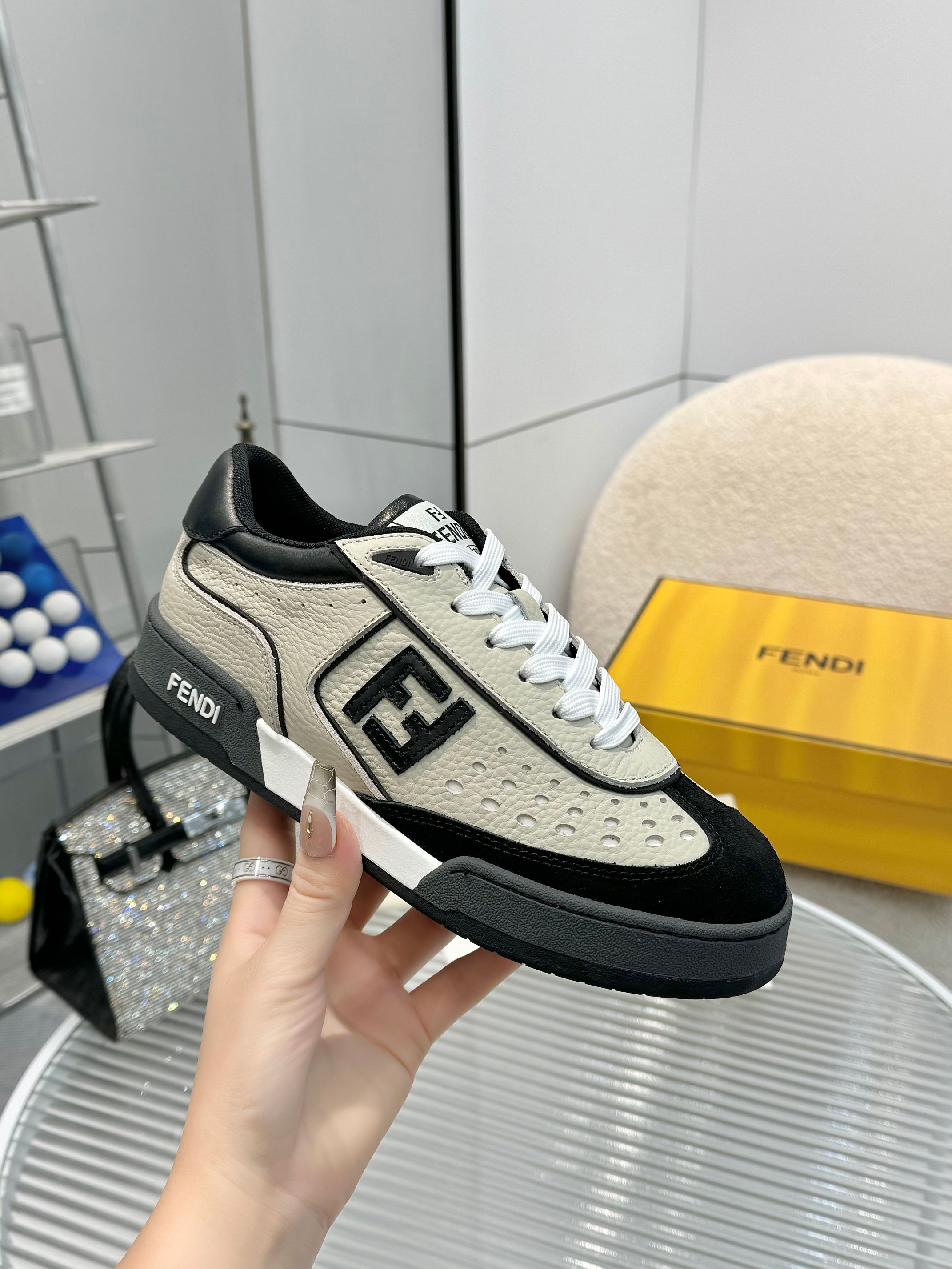 NO:232812,The new top super A version, men's model. Fendi's new year king hits the same style as many celebrities. FD match. The original RMB purchased. One-to-one replica. The first sneaker made by designer Kim Jones. Fendi match and the donkey-branded Trainer basketball sneakers. Fresh blood injected with FF retro design. It combines fashion and super high comfort. [Smart] Whoever didn't grab it will regret [Many uppers on the market are different in color, and my upper color matching and craftsmanship are definitely exactly the same as the authentic counter products. Welcome to compare] Material top layer cowhide   beef color combination. The inner original breathable mesh fabric. Fixed mesh fabric injection molding pad sole. Please be sure of the original open-mold multi-color TPU sole (non-rubber sole) size Women 35-41 Men 38-45  Packaging original 1:1 matching high-end packaging, casual shoes/sports shoes, manolo blahnik, fendi, fendi, louis vuitton, sneakers, cowhide19860909上新顶级超A版本  ,男款.Fendi芬迪新春王炸爆款 众多明星同款 FD match 原版RMB购入 一比一复刻 设计师Kim Jones打造的首款运动鞋fendi match 和驴牌的Trainer篮球运动鞋,新鲜血液注入加FF复古的设计 兼具时尚与超高舒适度,[机智]谁没抢到谁后悔【市场上很多鞋面配色不一、做工偷工减料的我家的鞋面配色、工艺跟专柜正品绝对是一模一样欢迎对比】 材质头层牛皮＋牛猄拼色 内里原版透气网布 垫脚网布注塑成型垫 鞋底请认准原版开模多色TPU大底（ 非橡胶底） size 女35-41 男38-45 包装原版1:1配套高档包装,休闲鞋/运动鞋,manolo blahnik,fendi,fendi,louis vuitton,sneakers,cowhide,Women's Shoes