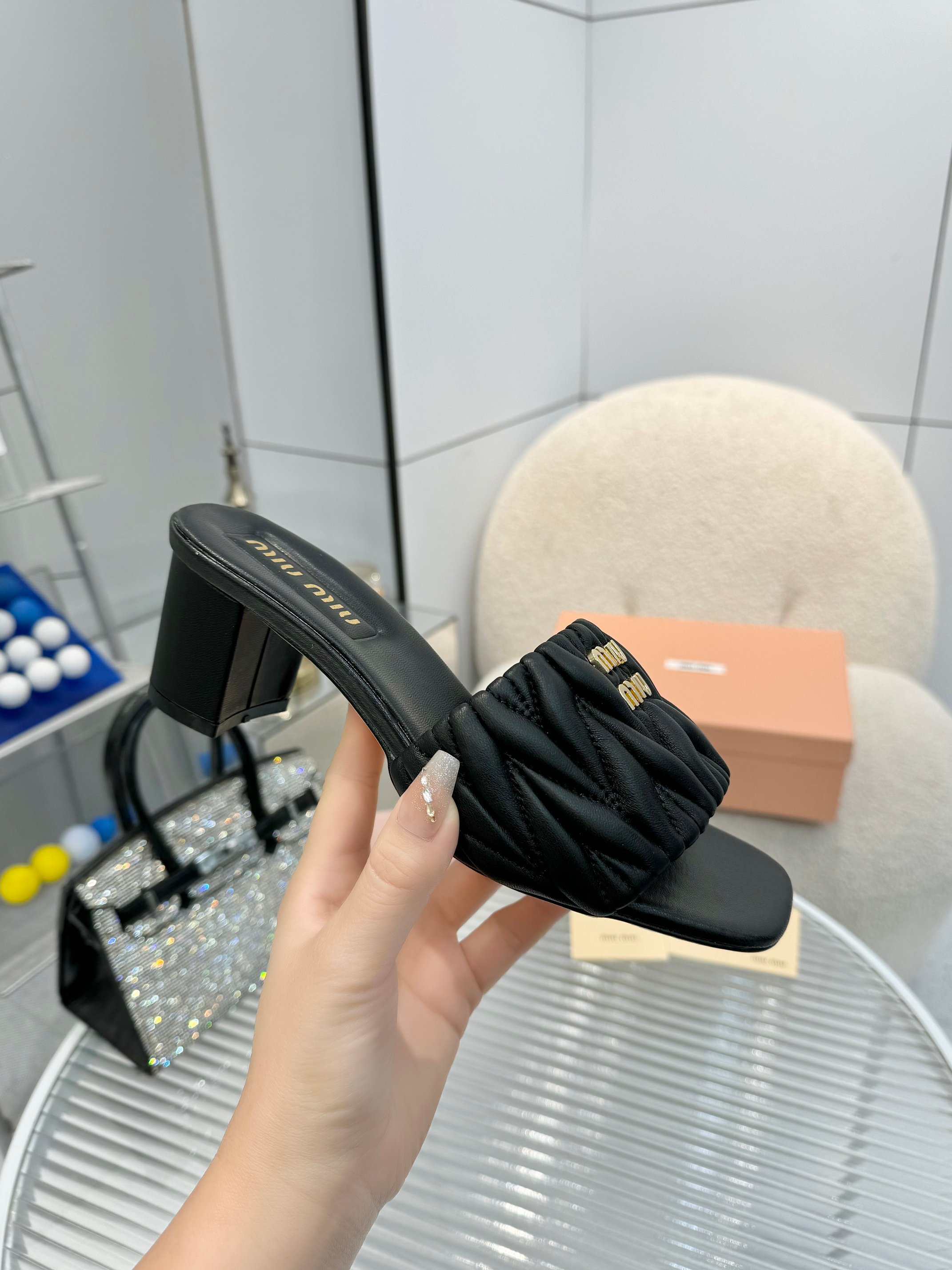 NO:256961,High heels miumiu ss25 new arrival~ Miu home 2025 summer leather outsole slippers top quality wrinkled leather treatment technology is a classic miu home technique highlighting the natural texture of lambskin~ Make the visual more refined material lambskin inner sheepskin sole Italian leather outsole heel height 5cm size women 35-40 (41 custom made), slippers, miumiu, slippers, sheepskin, Leather soles19860909高跟 miumiu ss25 new arrival～ miu家2025夏真皮大底拖鞋顶级精品 皱皱的皮革处理工艺是miu家的经典手法 凸显了小羊皮的天然质感~ 让视觉更精致  材质小羊皮 内里羊皮 鞋底意大利真皮大底 跟高5cm size 女35-40（41定做）,拖鞋,miumiu,slippers,sheepskin,Leather soles,Women's Shoes