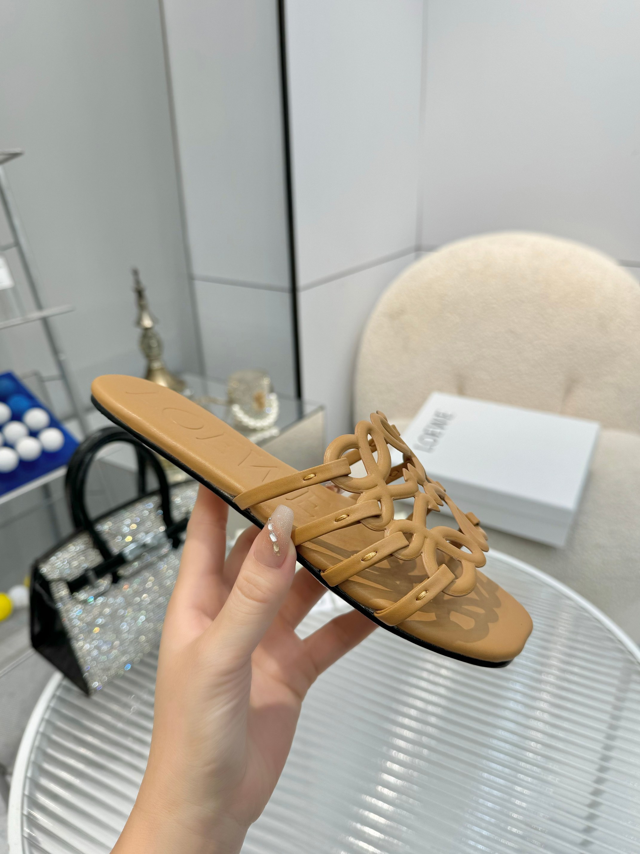 NO:258930,Purchase level LOEWE 25ss Spring and summer new products Slippers Crazy grass planting simple design feels cleaner and more elegant, making you miss it. The color is also very pleasing and beautiful. The instant you put on the foot, it has a full temperament and is simply invincible and handsome. Upper cowhide sheepskin footbed sheepskin outsole Italian injection molded leather sole Size#35-41, slippers, loewe, loewe, slippers, cowhide, sheepskin, Leather soles19860909代购级  LOEWE 罗意威 25ss 春夏新品 拖鞋 疯狂种草简约设计感觉更干净优雅 让你念念不忘 颜色也很耐看漂亮,上脚瞬间气质十足气场,简直无敌帅气有型 鞋面牛皮印花 内里羊皮 垫脚羊皮 大底意大利注塑真皮大底 Size#35-41,拖鞋,loewe,loewe,slippers,cowhide,sheepskin,Leather soles,Women's Shoes