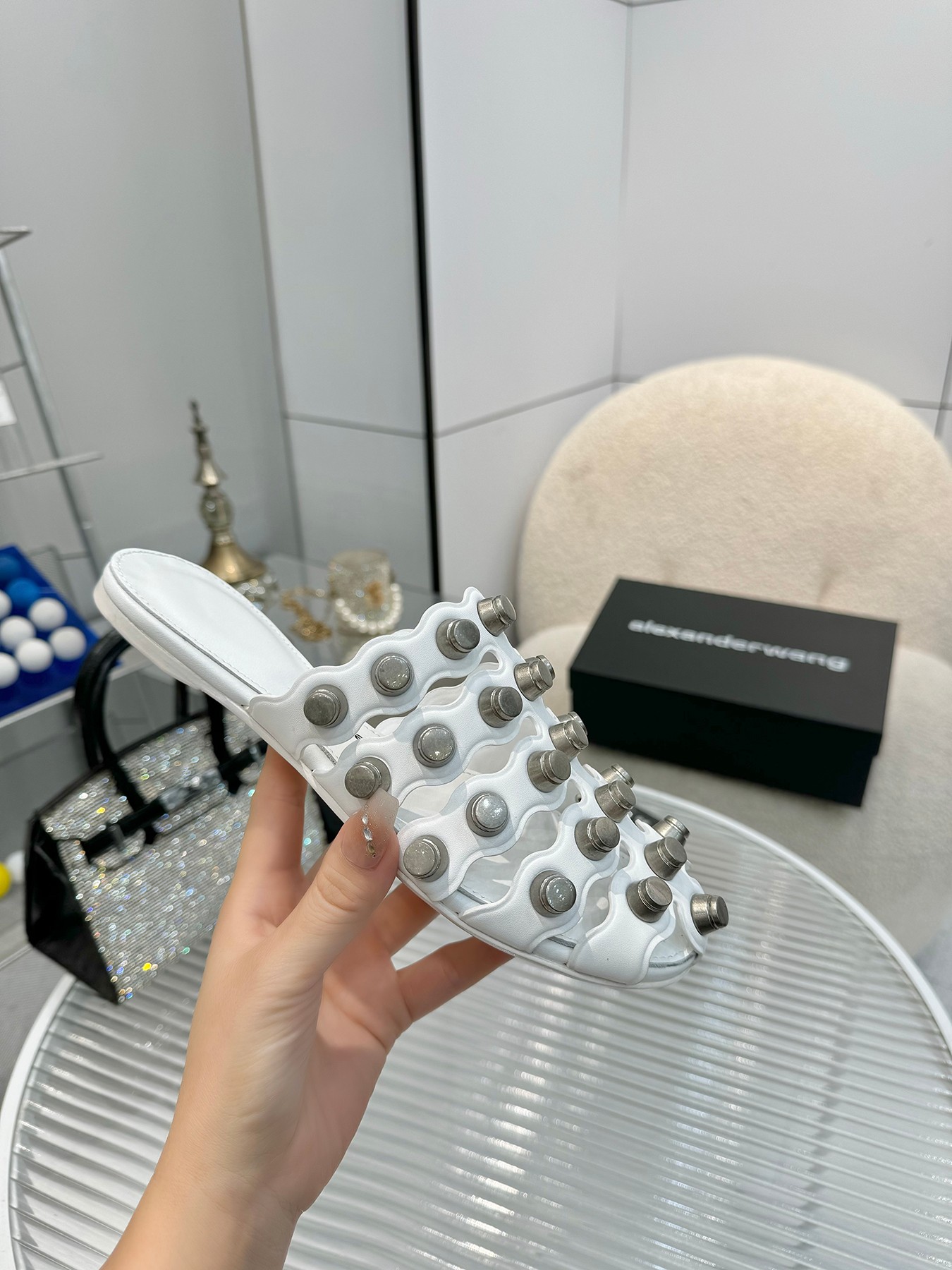 NO:245841,Purchase quality Alexander wang Alexander wang 2025 flat rivet sandals slippers Original special material craftsmanship footbed sheepskin outsole Italian leather outsole Size#35-41, semi-drag, alexander wang, sandals, slippers, sheepskin, Leather soles19860909代购品质 Alexander wang亚力山大王 2025平底铆钉凉鞋拖鞋 鞋面原版特殊材料工艺 垫脚羊皮 大底意大利真皮大底 Size#35-41,半拖,alexander wang,sandals,slippers,sheepskin,Leather soles,Women's Shoes