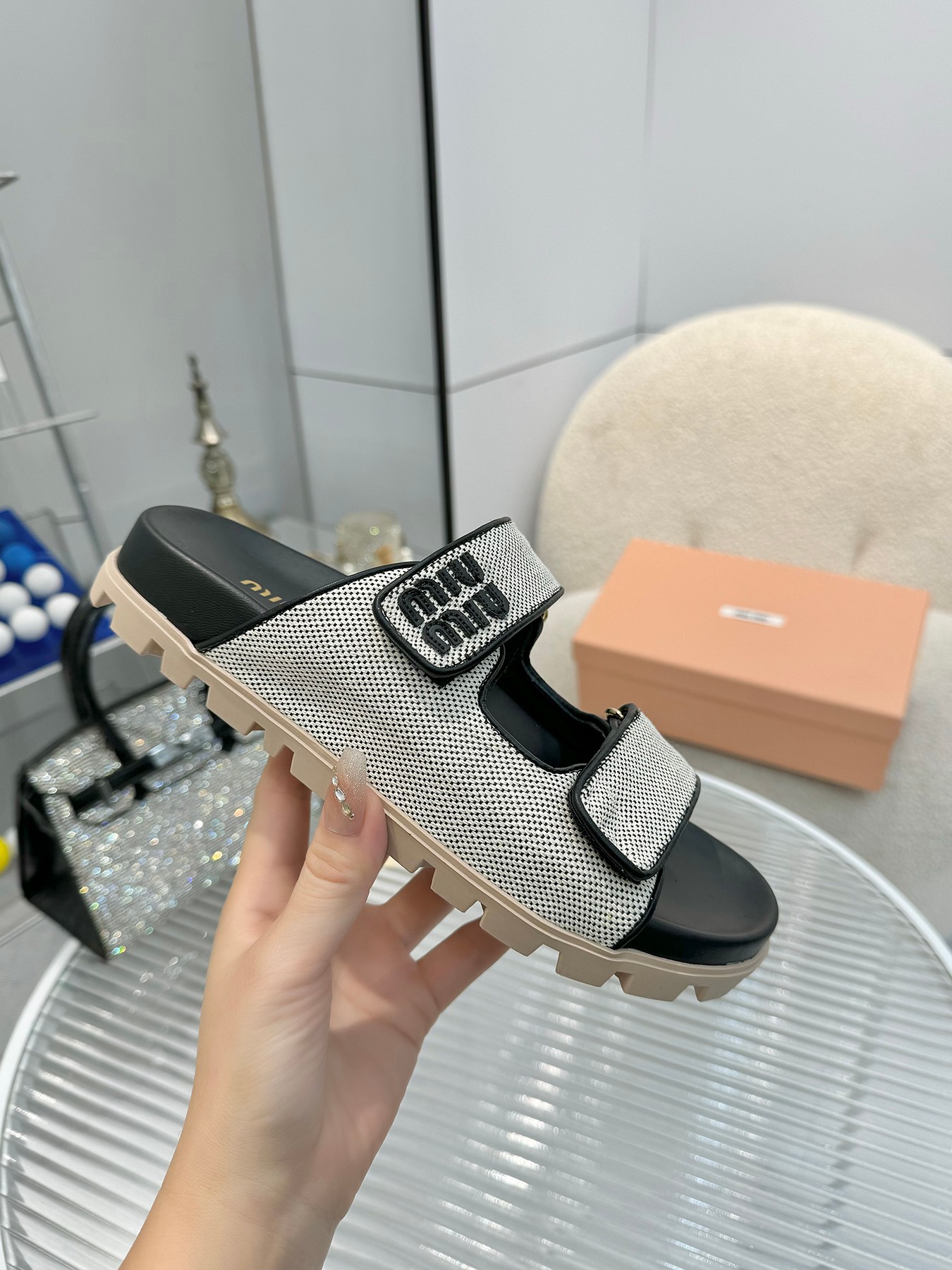 NO:255004,Snowflake dots Sandals Miu Miu, major purchasing agents worldwide, are on the market. The 2025 catwalk is exposed and very staying Maillard color flat shoes, unique style and very textured Material original custom snowflake dots special materials inner sheepskin sole original molded sole size women 35-40 (41 custom made), slippers, miumiu, sandals, flats, slippers, sheepskin19860909雪花点 凉鞋Miu Miu 缪缪 ,全球各大代购官网火爆上市. 2025走秀场曝光 、非常留行的美拉德配色平底鞋, 独特风格,非常有质感  材质原版定制雪花点特殊材料 内里羊皮 鞋底原版开模大底 size 女35-40（41定做）,拖鞋,miumiu,sandals,flats,slippers,sheepskin,Women's Shoes