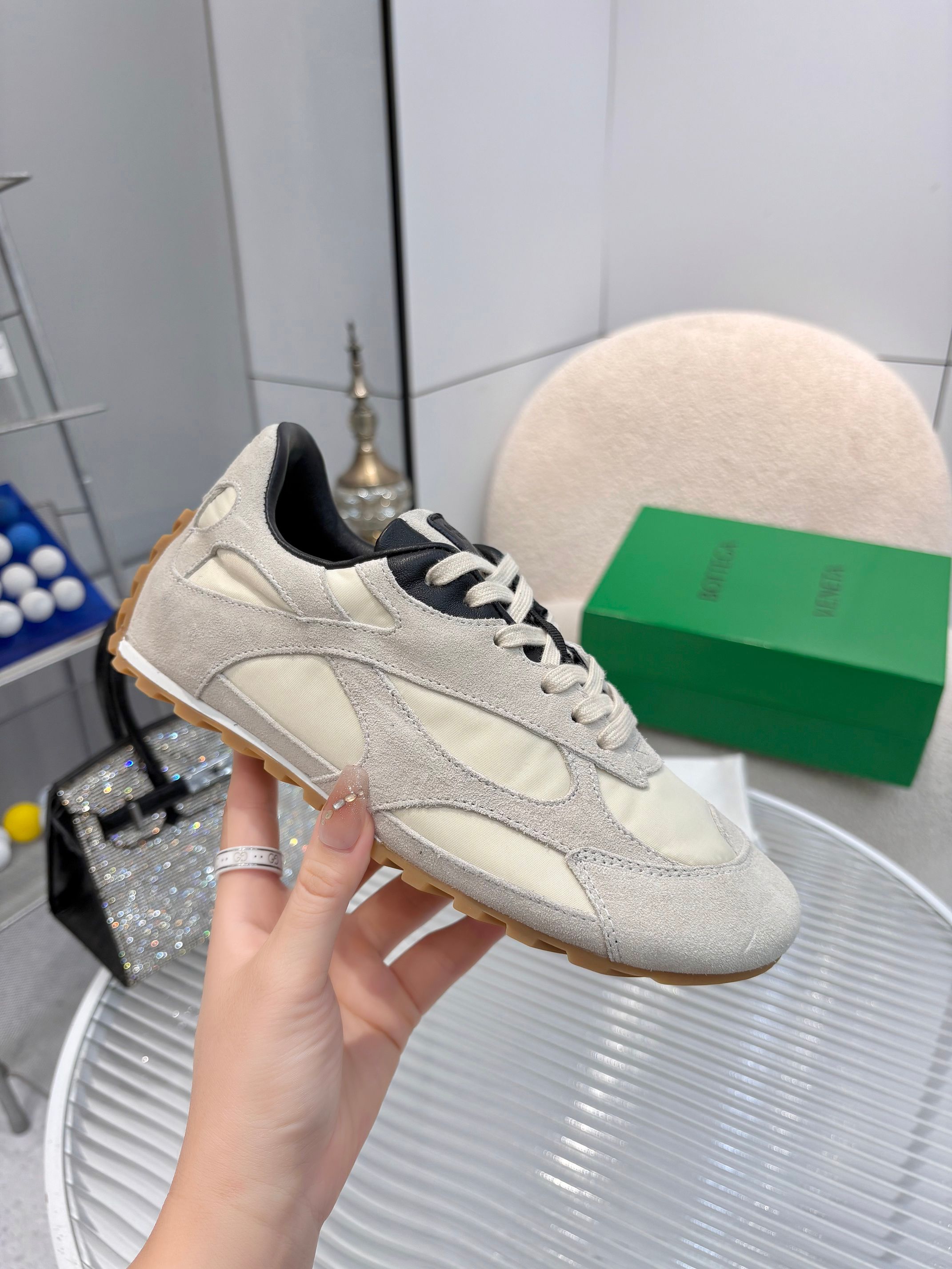 NO:264908,(Men). Bottega Veneta's hot new sneakers casual shoes Desperate shoes BV Inspired by the retro style of the 1990s, the upper is made of mesh fabric, echoing the brand's iconic intrecciato braiding elements, showing a delicate and avant-garde design style. Made of lightweight technology fabric, suede and mesh, low-top lace-up design, casual and comfortable, and fine sculpting of the styling design. Fabric matte cowhide inner lining original inner lining sizes for women 35-41, men 38-45, casual shoes/sports shoes, bottega Veneta, bottega Veneta, sneakers, cowhide19860909（男）. Bottega Veneta火爆新款运动鞋休闲鞋徳训鞋 BV 90年代复古风格为灵感,鞋面选用网纱面料,呼应品牌标志性intrecciato编织元素,展现出精致前卫的设计风格.采用轻质科技面料、绒面革和网布制成,低帮系带的设计,休闲舒适又不乏造型设计的精细雕琢 面料磨砂牛皮 内里原版内里 尺码女35-41,男38-45,休闲鞋/运动鞋,bottega veneta,bottega veneta,sneakers,cowhide,Women's Shoes