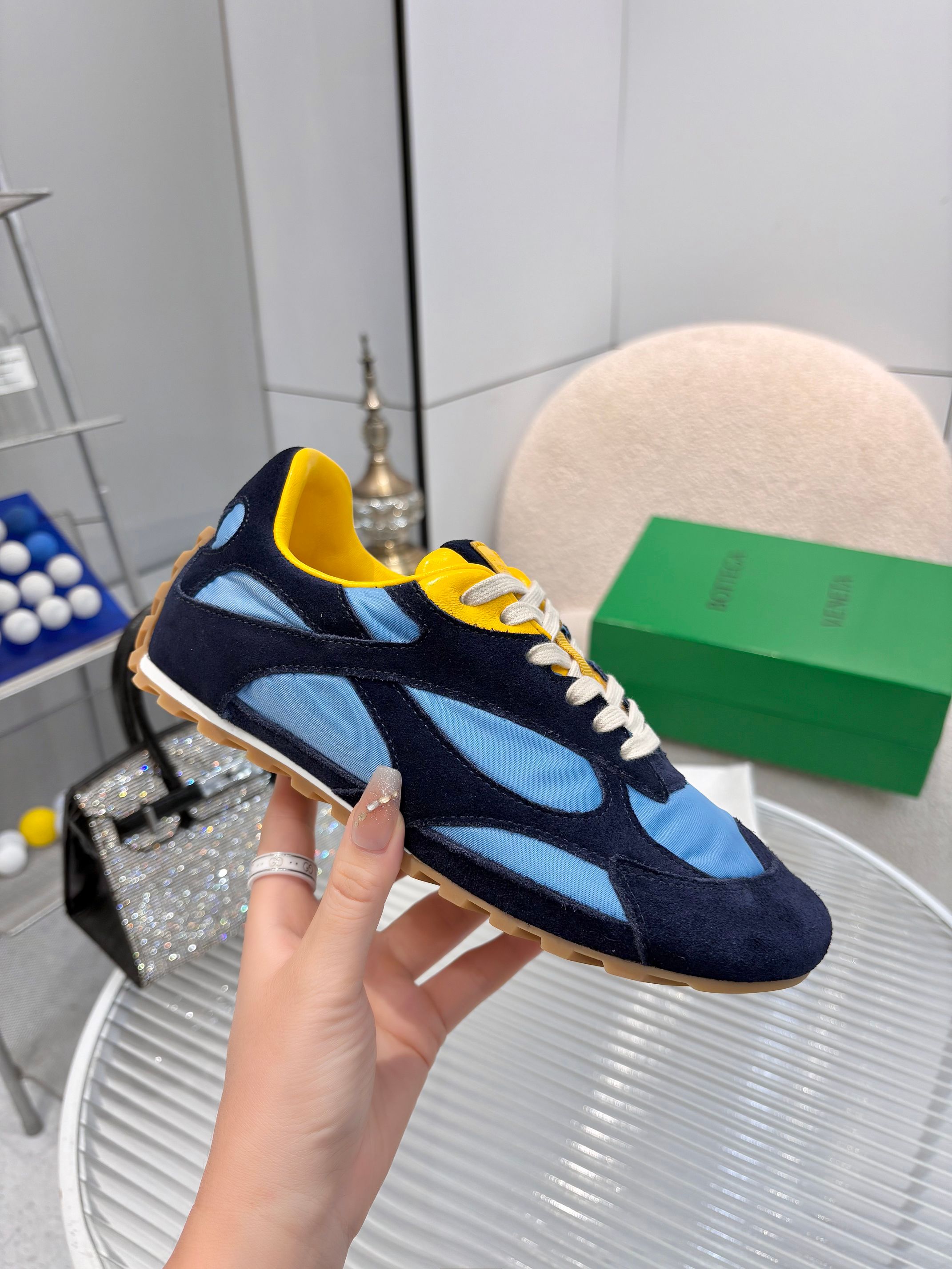 NO:264911,(Male) Bottega Veneta's hot new sneakers casual shoes Desperate shoes BV Inspired by the retro style of the 1990s, the upper is made of mesh fabric, echoing the brand's iconic intrecciato braiding elements, showing a delicate and avant-garde design style. Made of lightweight technology fabric, suede and mesh, low-top lace-up design, casual and comfortable, and fine sculpting of the styling design. Fabric matte cowhide inner lining original inner lining sizes for women 35-41, men 38-45, casual shoes/sports shoes, bottega Veneta, bottega Veneta, sneakers, cowhide19860909（男） Bottega Veneta火爆新款运动鞋休闲鞋徳训鞋 BV 90年代复古风格为灵感,鞋面选用网纱面料,呼应品牌标志性intrecciato编织元素,展现出精致前卫的设计风格.采用轻质科技面料、绒面革和网布制成,低帮系带的设计,休闲舒适又不乏造型设计的精细雕琢 面料磨砂牛皮 内里原版内里 尺码女35-41,男38-45,休闲鞋/运动鞋,bottega veneta,bottega veneta,sneakers,cowhide,Women's Shoes