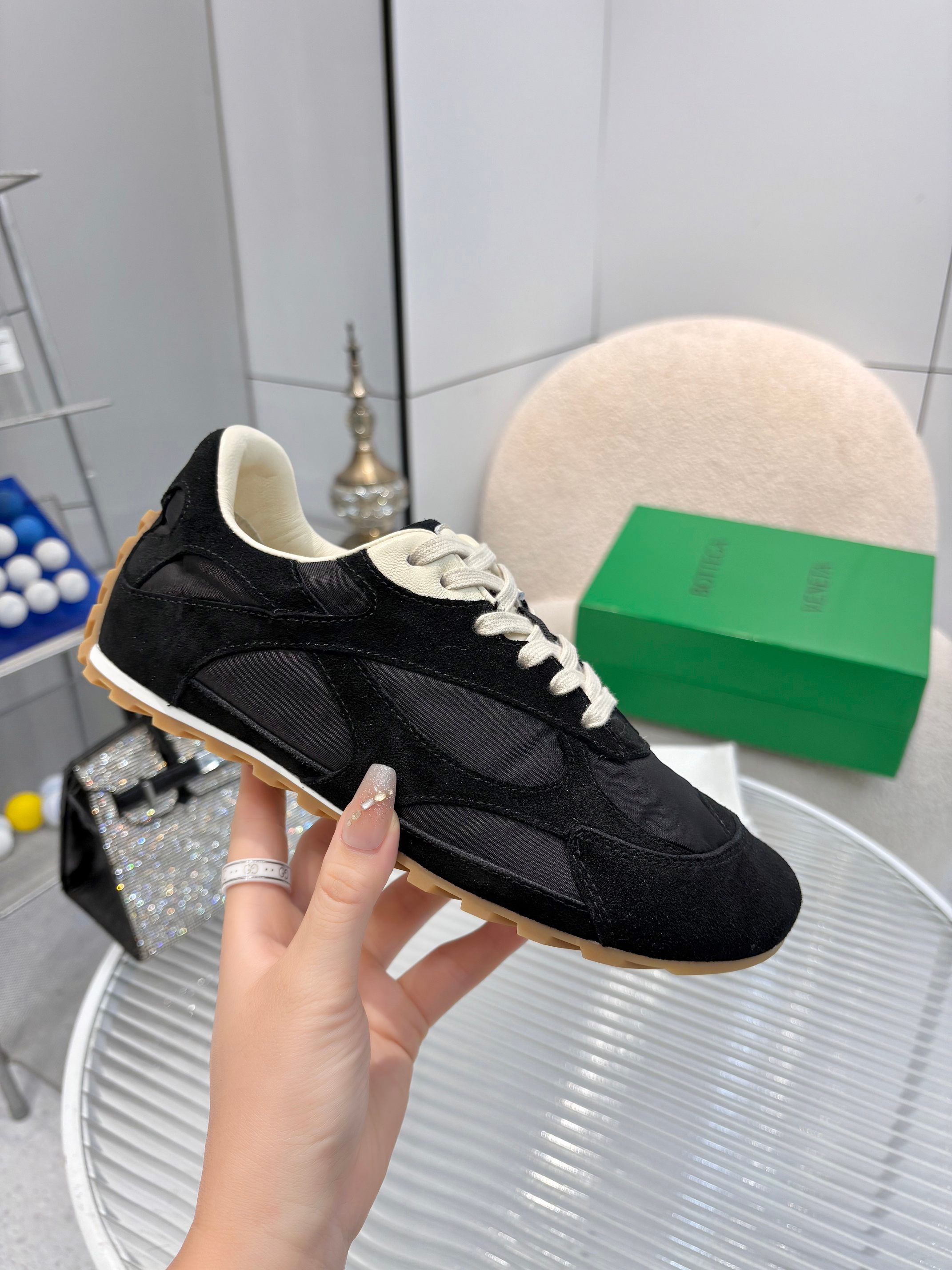 NO:265480,Women, men. Bottega Veneta's hot new sneakers casual shoes Desperate shoes BV Inspired by the retro style of the 1990s, the upper is made of mesh fabric, echoing the brand's iconic intrecciato braiding elements, showing a delicate and avant-garde design style. Made of lightweight technology fabric, suede and mesh, low-top lace-up design, casual and comfortable, and fine sculpting of the styling design. Fabric matte cowhide inner lining original inner lining sizes for women 35-41, men 38-45, casual shoes/sports shoes, bottega Veneta, bottega Veneta, sneakers, cowhide19860909女,男 . Bottega Veneta火爆新款运动鞋休闲鞋徳训鞋 BV 90年代复古风格为灵感,鞋面选用网纱面料,呼应品牌标志性intrecciato编织元素,展现出精致前卫的设计风格.采用轻质科技面料、绒面革和网布制成,低帮系带的设计,休闲舒适又不乏造型设计的精细雕琢 面料磨砂牛皮 内里原版内里 尺码女35-41,男38-45,休闲鞋/运动鞋,bottega veneta,bottega veneta,sneakers,cowhide,Women's Shoes