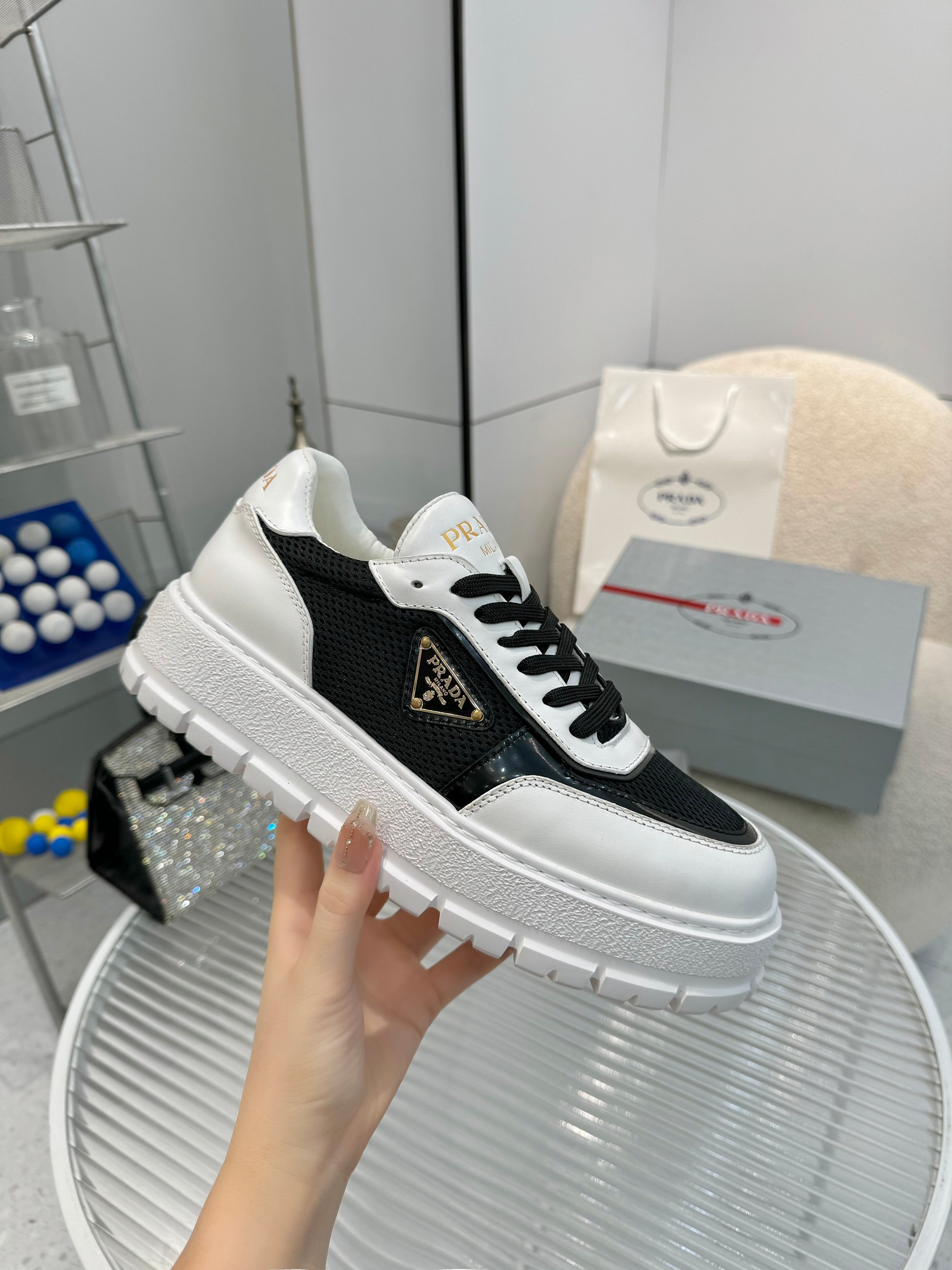 NO:345918,Real price [PRADA] 1-to-1 replica. The hot men's shoes are shipped on the official website. The simultaneous durability of the men's shoes, ensuring support and stability, and comfortable to wear. Material original flying weaving + cowhide surface, inner cowhide, original open mold sole size men's 38-45 (45/46 custom made without return or exchange),, prada, prada, cowhide19860909实价【PRADA普拉达】1比1复刻 爆款男鞋出货官网同步经久耐穿,确保支撑力与稳定性,穿着舒适不凡 材质原版飞织＋牛皮面 内里牛皮 鞋底原版开模大底 size 男38-45（45/46定做不退不换）,,prada,prada,cowhide,Men's shoes