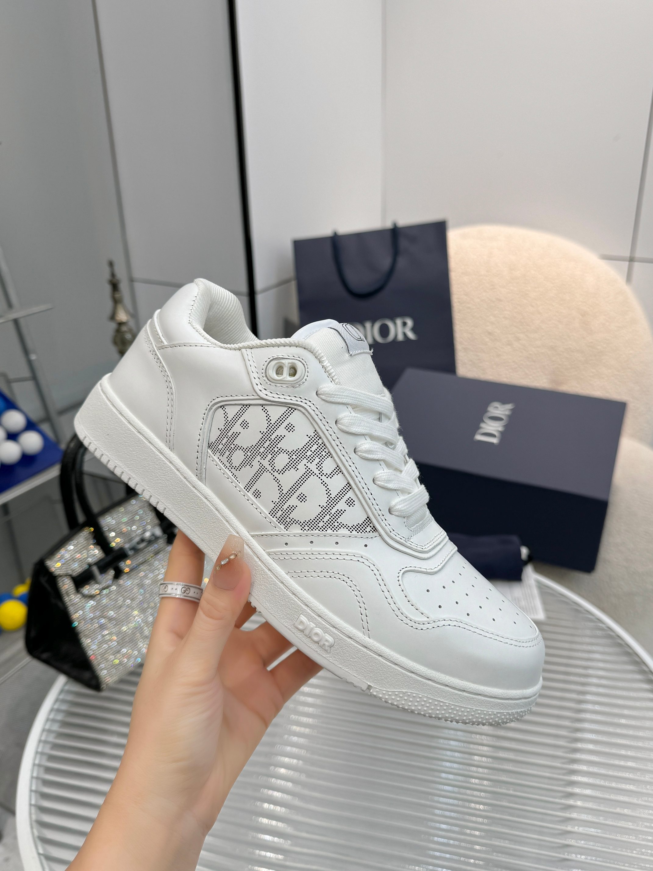 NO:612609,, Men's B27 series Dior casual sports couple's sneakers series, the highest version on the market. M has many internet celebrities checking in. The versatile style/same style for men and women is really beautiful. The fabrics are original and customized, top-grade silk smooth cowhide, cow nubuck leather, Dior LoGo presbyopic fabric, contrasting color splicing. The lining is original and customized with black striped stretch fabric + original foot cloth. The outsole is multi-color TPU original outsole, and the ultra-exquisite sole label is a must-have (you must like it if you are a fan of details)  The packaging counter provides a full set of packaging + free color matching extension (1.7M) shoelaces + ribbons + gift bags!  Women’s size: 35-41 Men’s size: 39-46, casual shoes/sports shoes, dior, dior, sneakers, cowhide19860909, 男 B27系列 Dior 迪奥休闲运动情侣款板鞋系列市场最高版本 M多网红打卡,百搭款/男女同款真是好看到极致 面料原版定制顶级丝绸光滑牛皮、牛磨砂皮、迪奥LoGo老花布料,撞色拼接 内里原版定制黑色条纹弹力布+原版垫脚布 大底多色TPU原版底,超精致鞋底边小标(细节控一定超喜欢) 包装专柜全套包装+送配色加长（1.7M）鞋带+丝带+礼品袋！ 女码:35-41 男码:39-46,休闲鞋/运动鞋,dior,dior,sneakers,cowhide,Women's Shoes