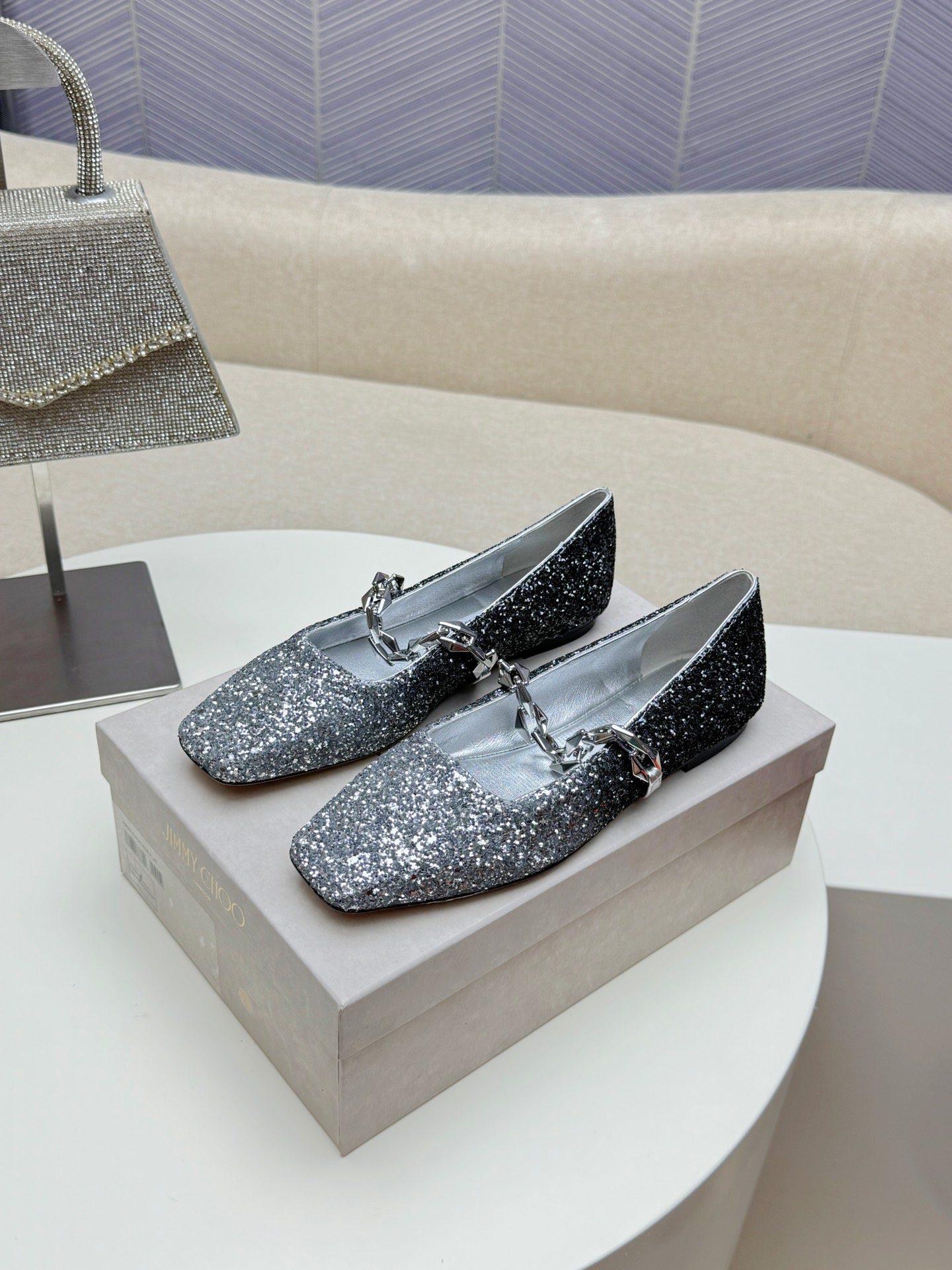 NO:257381,——ROSALIA Chain Decorative Ballet Shoes ●━━━━━━━━━───────────────────────────────────────────────────────────────────────────────────────────────────────────────────────────────────────────────────────────�   Top version, welcome to compare. Upper cowhide/sequin/denim, full grain pattern lambskin, sole made of Italian injection molded leather, high heels 1.0CM, code 35 36 37 38 39 (34/40 custom made without return and exchange) Packaging counter synchronous packaging (with luxury matching internally), ballet shoes, high heels, cowhide, sheepskin19860909——ROSALIA链条饰芭蕾鞋 ●━━━━━━──────（5色大量供货） VIP.打造完美焦点Love系高跟鞋,模特走秀首选佳品,办公室高领首选款线条优美,上脚舒适！ 顶级版本、欢迎比对. 鞋面牛皮/亮片/牛仔布 垫脚全粒纹小羊皮 鞋底意大利注塑真皮制作 高跟1.0CM 配码35 36 37 38 39（34/40定做不退换） 包装专柜同步包装（内配豪华配套）,芭蕾舞鞋,high heels,cowhide,sheepskin,Women's Shoes