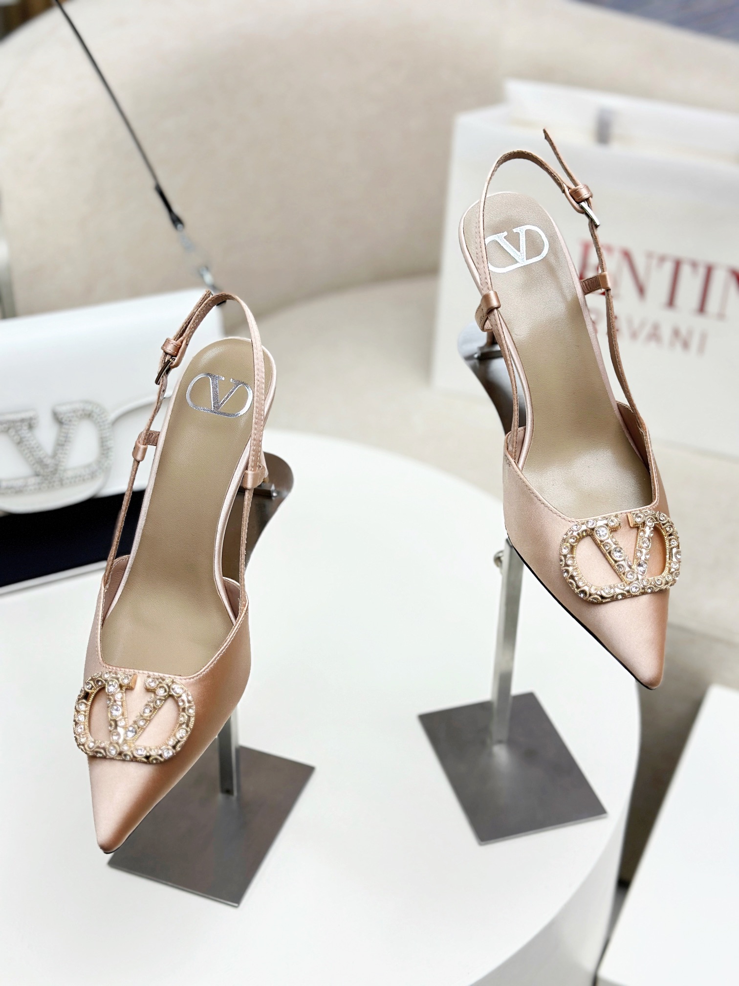NO:263782,Top version - genuine leather sole VALENTINO latest V Logo SIGNATURE cat eye crystal buckle with high heels back 2025 new color is available for sale [】 ●━━━━━━━━━━━━━━━━──────────────────────────────────────────────────────────────────────────────────────────────────────────────────────────────────────────  41 Custom made without return) ●━━━━━━━──────────────────────────────────────────────────────────────────────────�19860909顶级版-真皮底VALENTINO  最新V Logo SIGNATURE猫眼水晶扣后带高跟鞋 2025早春新色上市【】 ●━━━━━━────── 面料进口贴膜羊皮/细腻真丝布 ●━━━━━━────── 内里全粒面羊皮 ●━━━━━━────── 大底意大利真皮 ●━━━━━━────── 中底原版意大利进口材料 ●━━━━━━────── 配色【真丝香槟金】多色可选 ●━━━━━━────── 跟高4.0/8.0cm（平底定做不 退换 ●━━━━━━────── 配码35 -39（34 40 41定做不退换） ●━━━━━━────── 包装专柜同步包装 ●━━━━━━─────,高跟鞋凉鞋,valentino,sandals,high heels,sheepskin,real silk,Women's Shoes