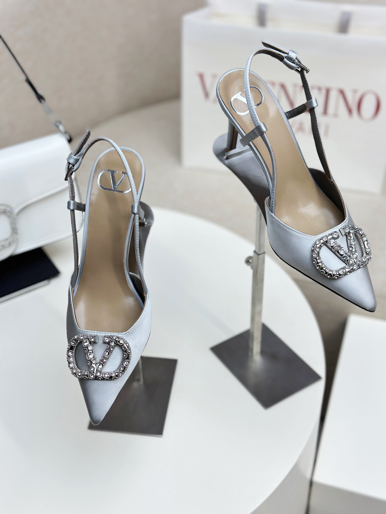 NO:263785,Top version - genuine leather sole VALENTINO latest V Logo SIGNATURE cat eye crystal buckle with high heels back 2025 new color is available for sale in early spring [】 ●━━━━━━━━━━━━━━━━━━━──────────────────────────────────────────────────────────────────────────────────────────────────────────────────────────────────────  41 Custom made without return) ●━━━━━━━──────────────────────────────────────────────────────────────────────────�19860909顶级版-真皮底VALENTINO  最新V Logo SIGNATURE猫眼水晶扣后带高跟鞋 2025早春新色上市【】 ●━━━━━━────── 面料进口贴膜羊皮/细腻真丝布 ●━━━━━━────── 内里全粒面羊皮 ●━━━━━━────── 大底意大利真皮 ●━━━━━━────── 中底原版意大利进口材料 ●━━━━━━────── 配色【真丝银灰色】多色可选 ●━━━━━━────── 跟高4.0/8.0cm（平底定做不 退换 ●━━━━━━────── 配码35 -39（34 40 41定做不退换） ●━━━━━━────── 包装专柜同步包装 ●━━━━━━─────,高跟鞋凉鞋,valentino,sandals,high heels,sheepskin,real silk,Women's Shoes